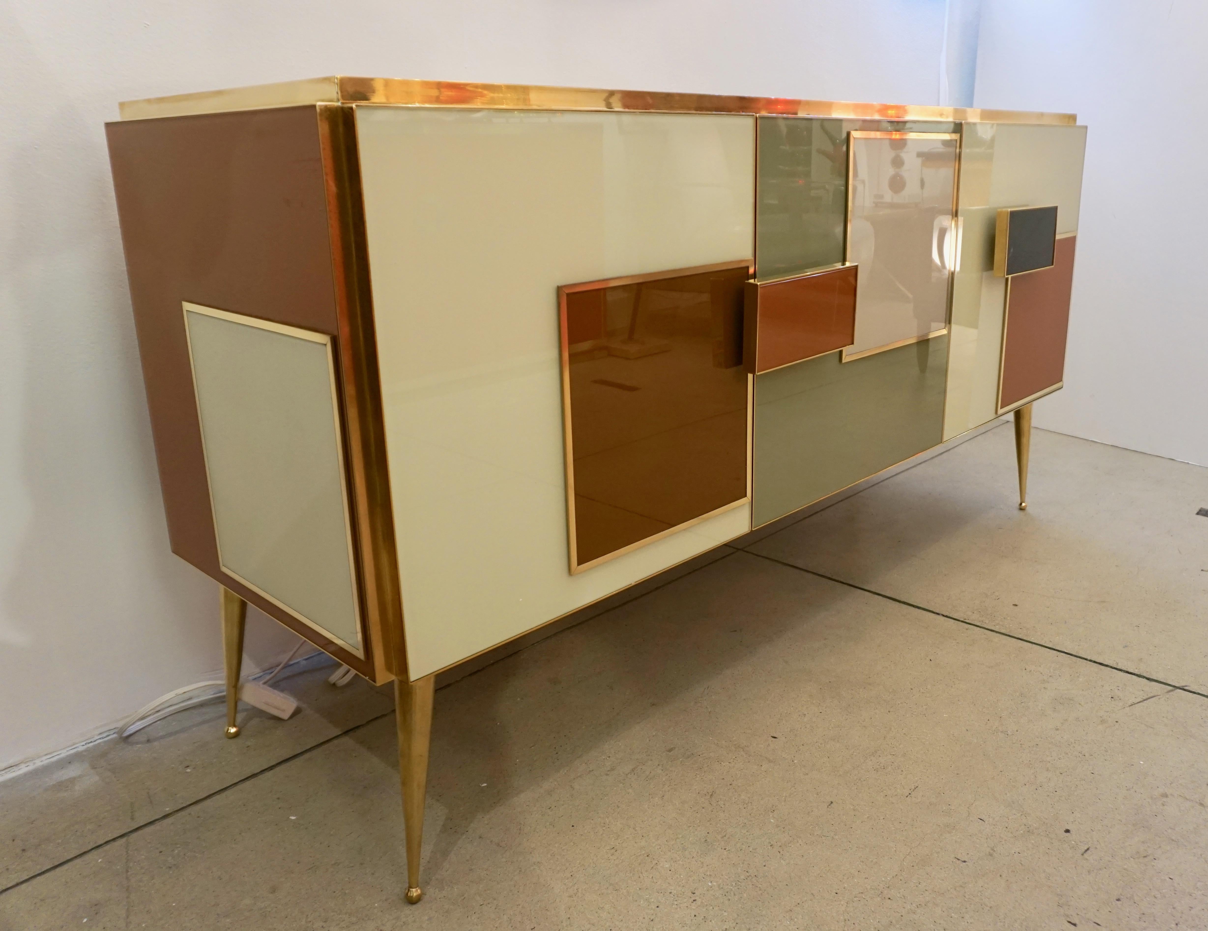 Meuble de rangement/buffet géométrique postmoderne italienne sur mesure ocre noire crème et verte en vente 1