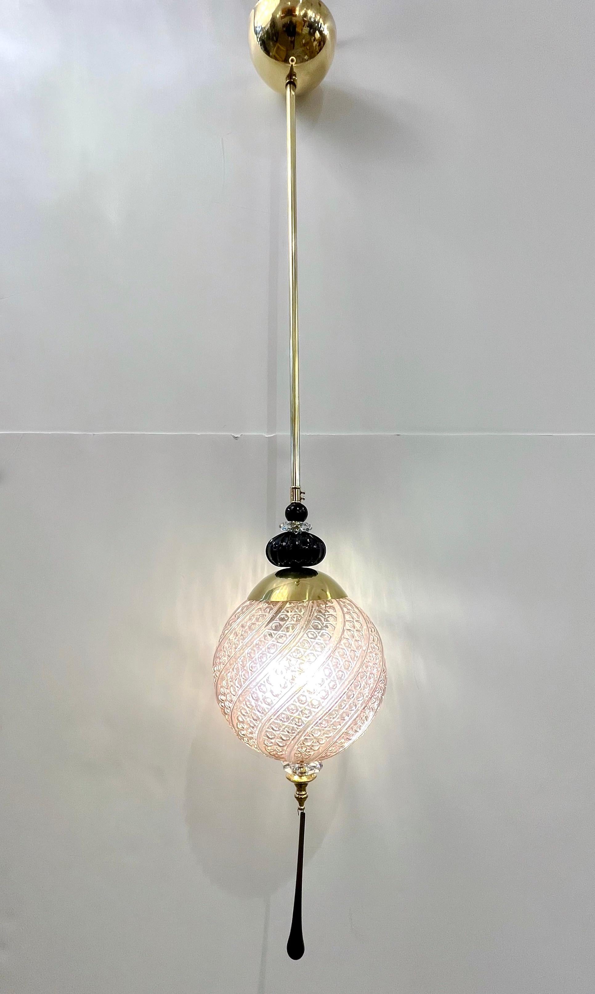 Grande lampe à suspension italienne sur mesure en verre de Murano et cristal noir et rose avec globe en vente 5