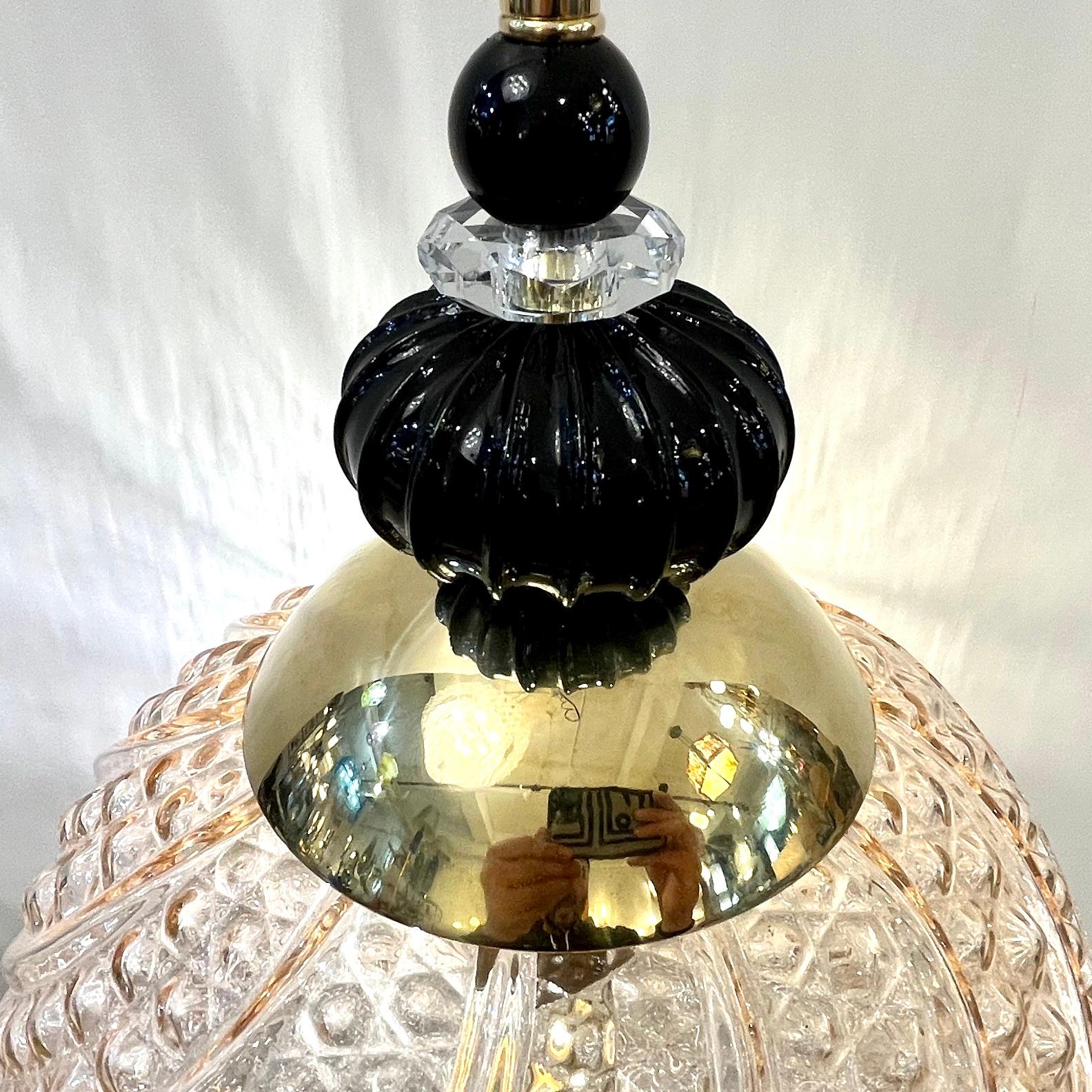 Organique Grande lampe à suspension italienne sur mesure en verre de Murano et cristal noir et rose avec globe en vente