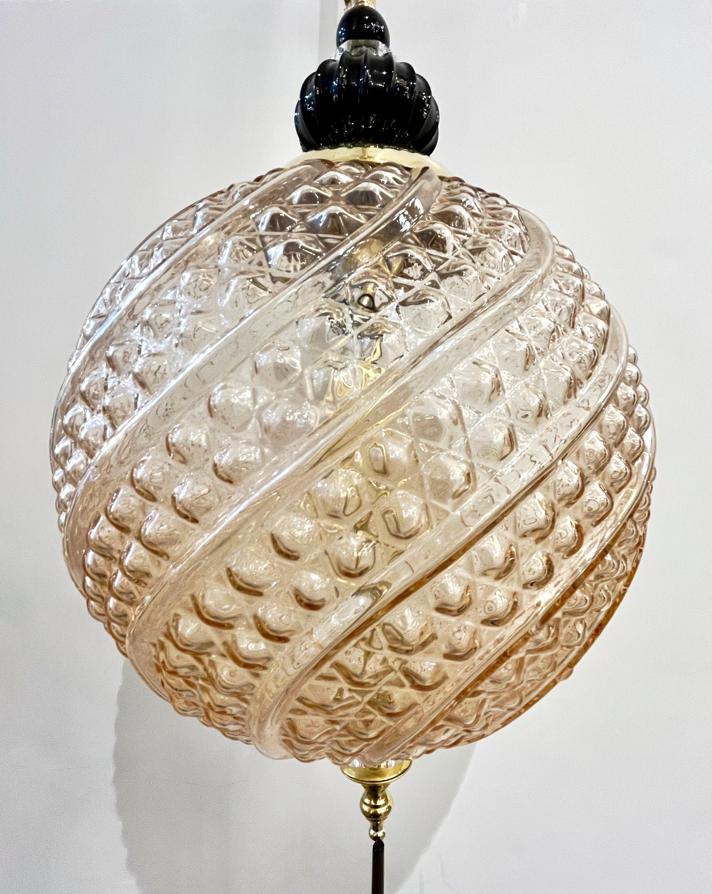 Grande lampe à suspension italienne sur mesure en verre de Murano et cristal noir et rose avec globe Neuf - En vente à New York, NY