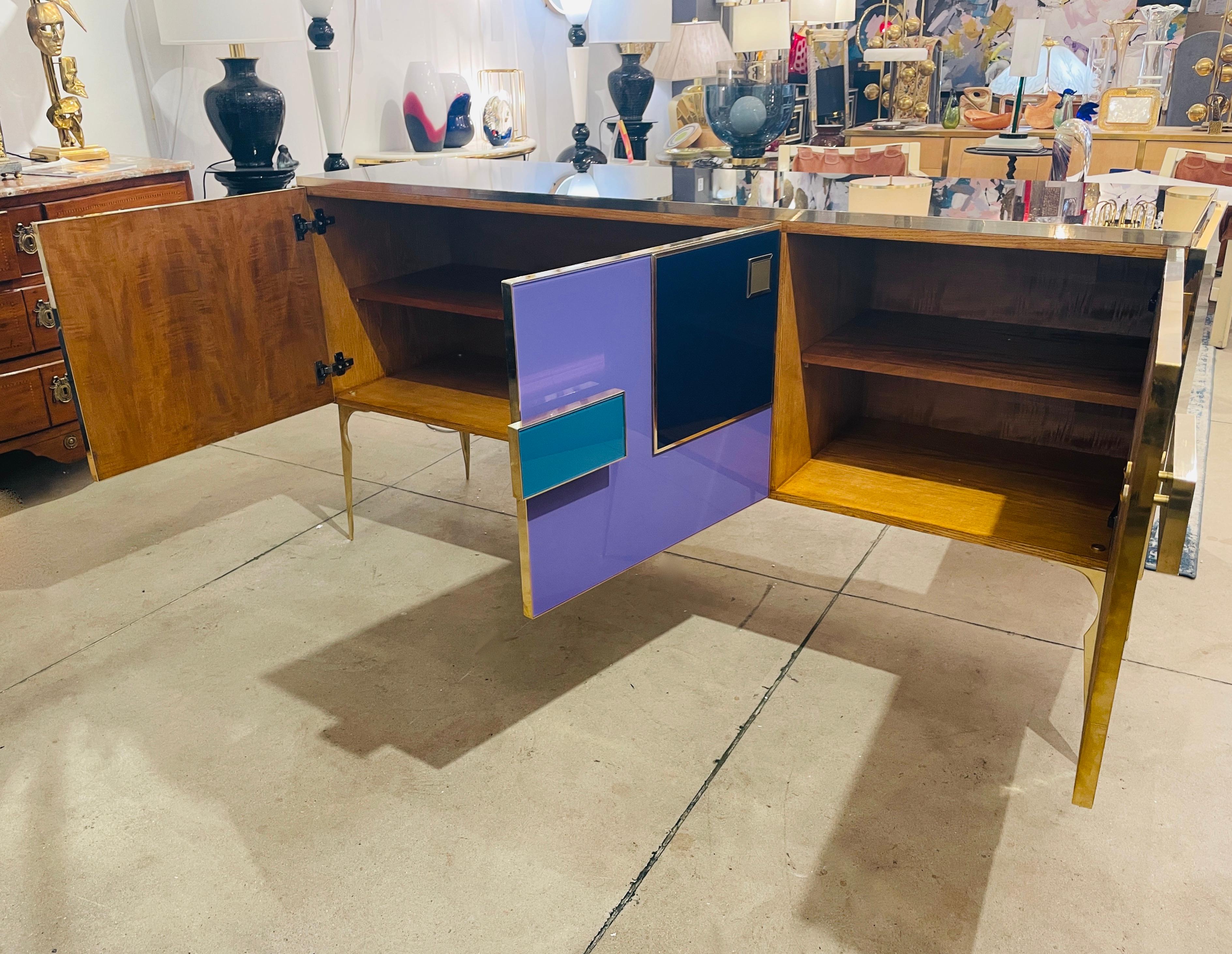 Postmoderne Armoire / bahut postmoderne italien sur mesure noir violet bleu or géométrique en vente