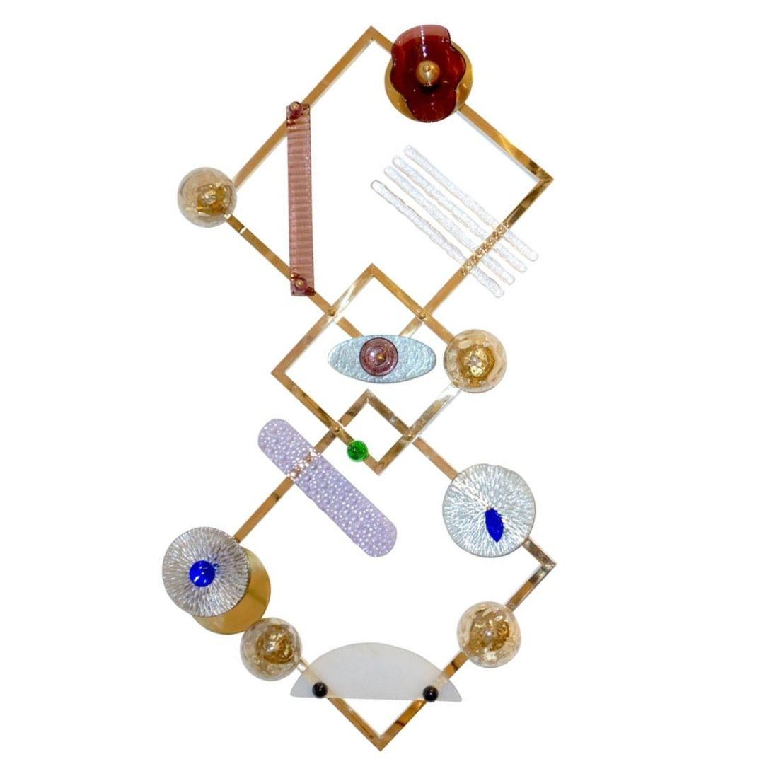 Maßgeschneiderte italienische beleuchtete Messing-Wandkunst mit floralen Akzenten aus blau-rosa-lila Glas im Angebot 9