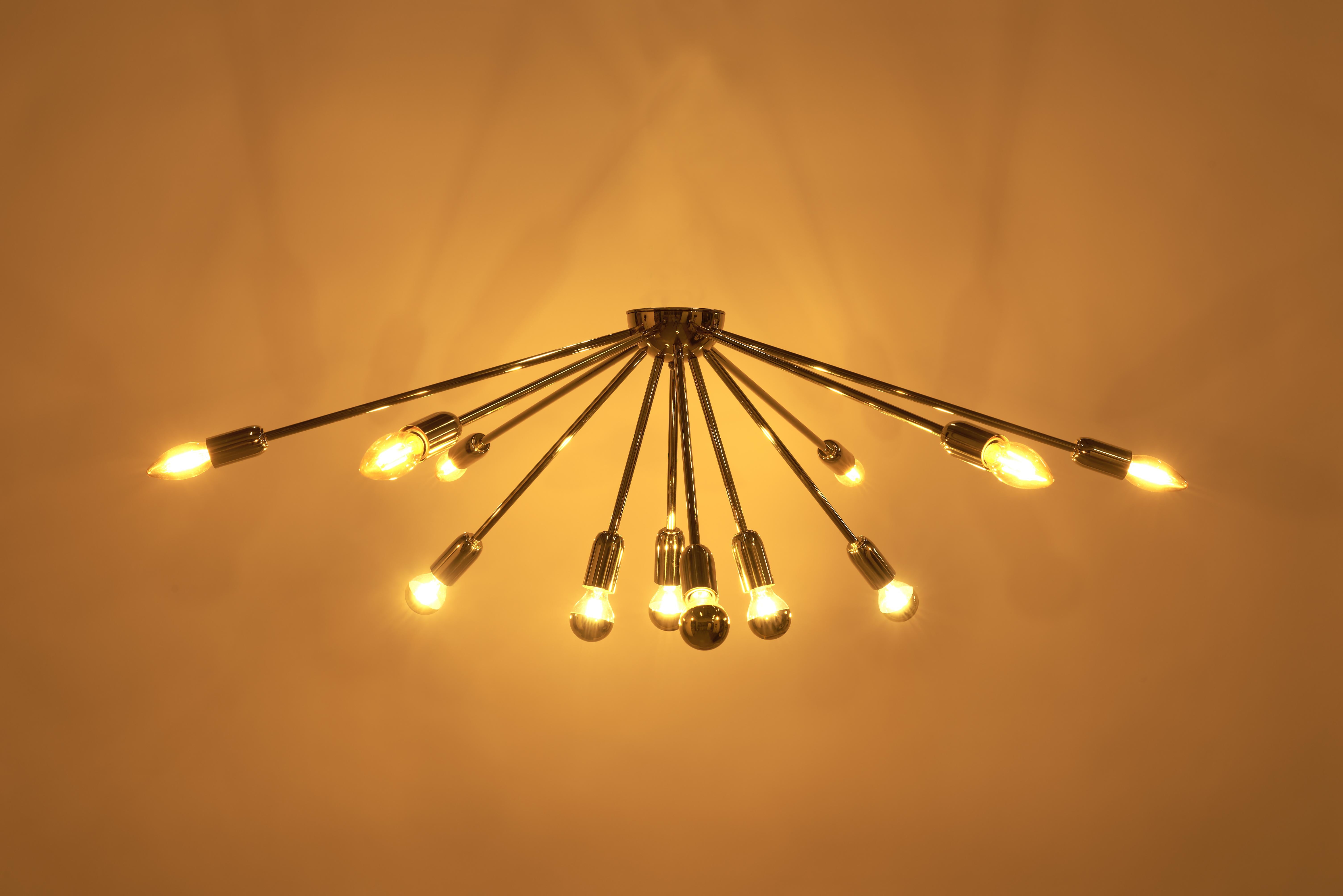 Ce plafonnier est une réinterprétation du lustre classique 