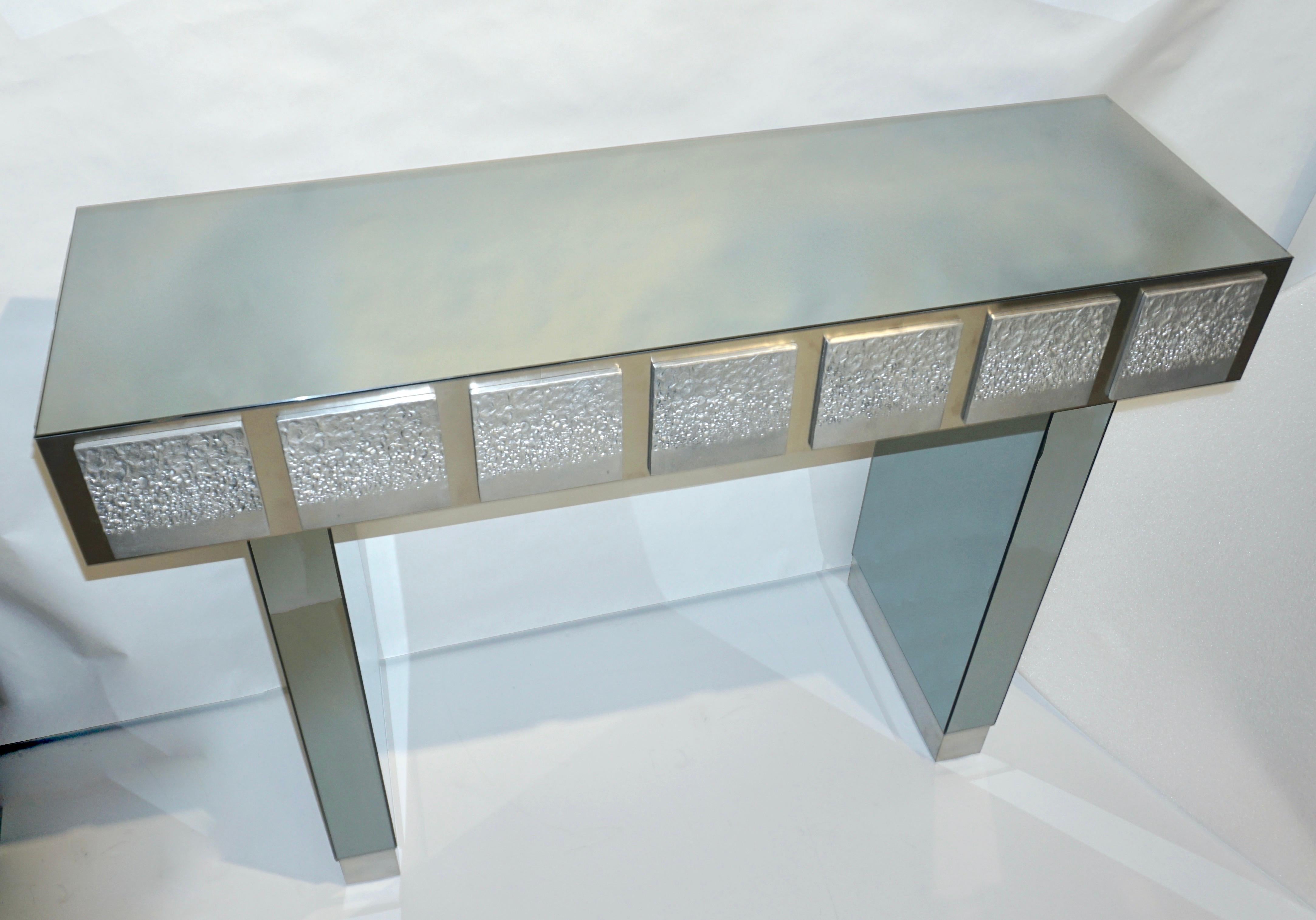 Maßgeschneiderte italienische zeitgenössische Konsole aus poliertem Stahl mit Rauchglasspiegel (Organische Moderne) im Angebot