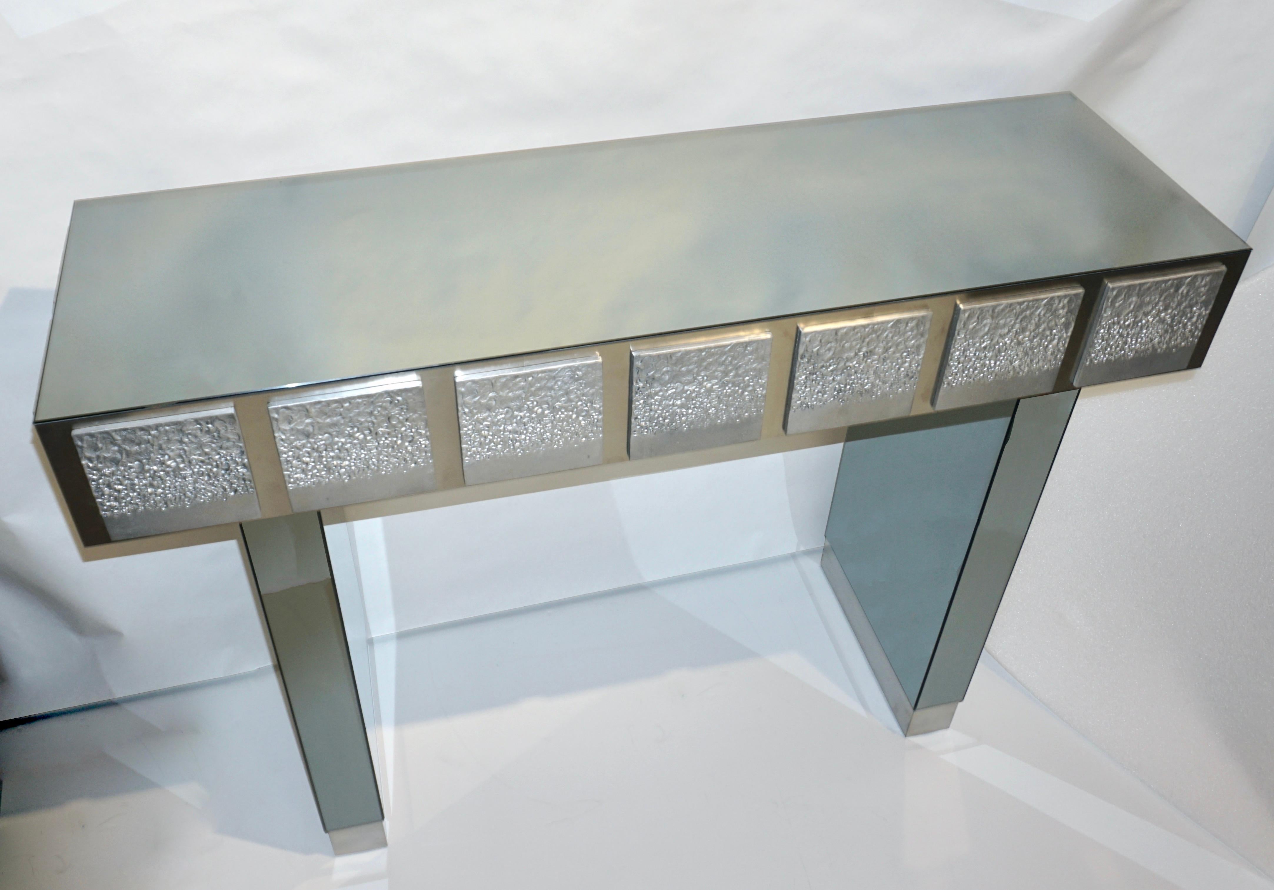 Maßgeschneiderte italienische zeitgenössische Konsole aus poliertem Stahl mit Rauchglasspiegel (Organische Moderne) im Angebot