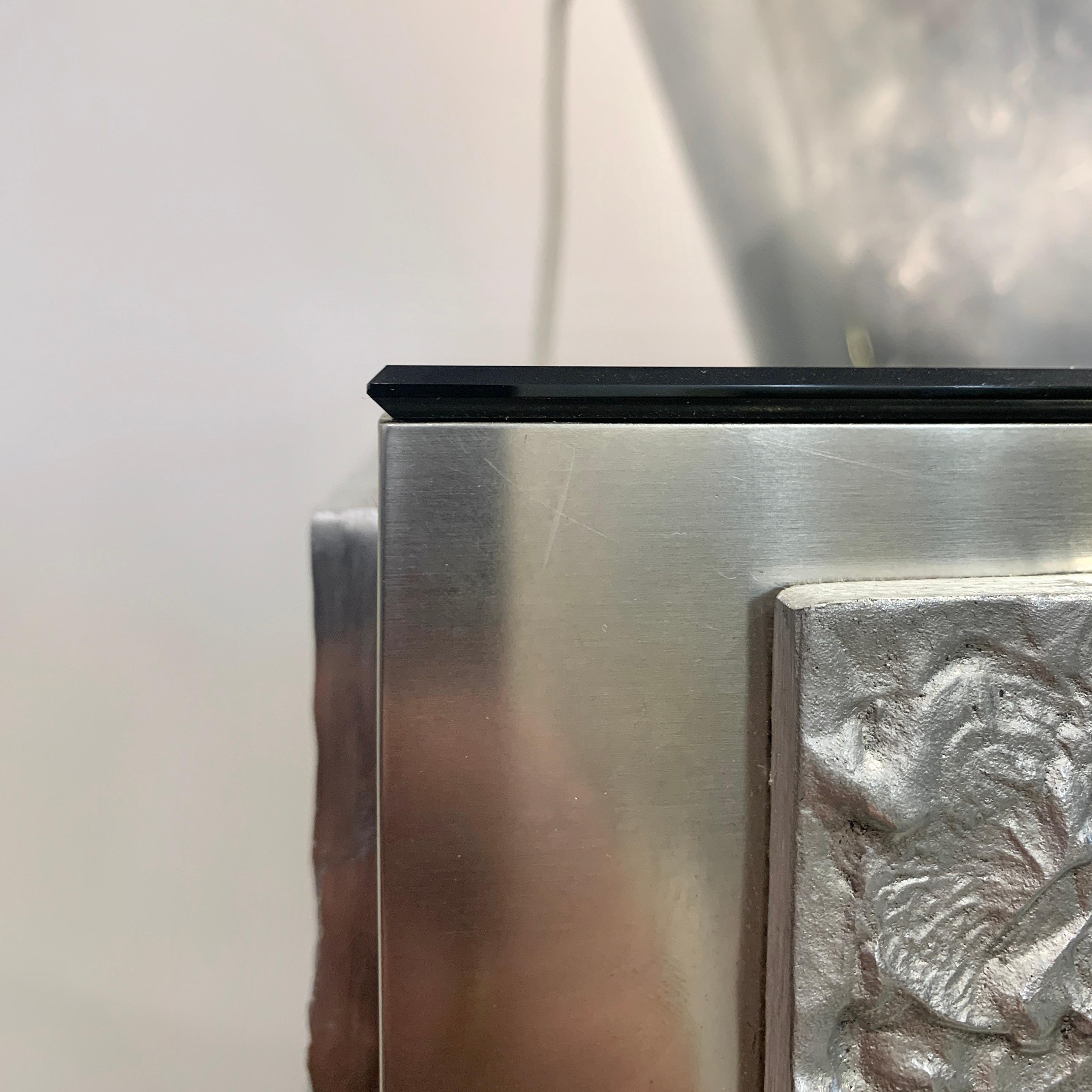 Maßgeschneiderte italienische zeitgenössische Konsole aus poliertem Stahl mit Rauchglasspiegel im Zustand „Neu“ im Angebot in New York, NY
