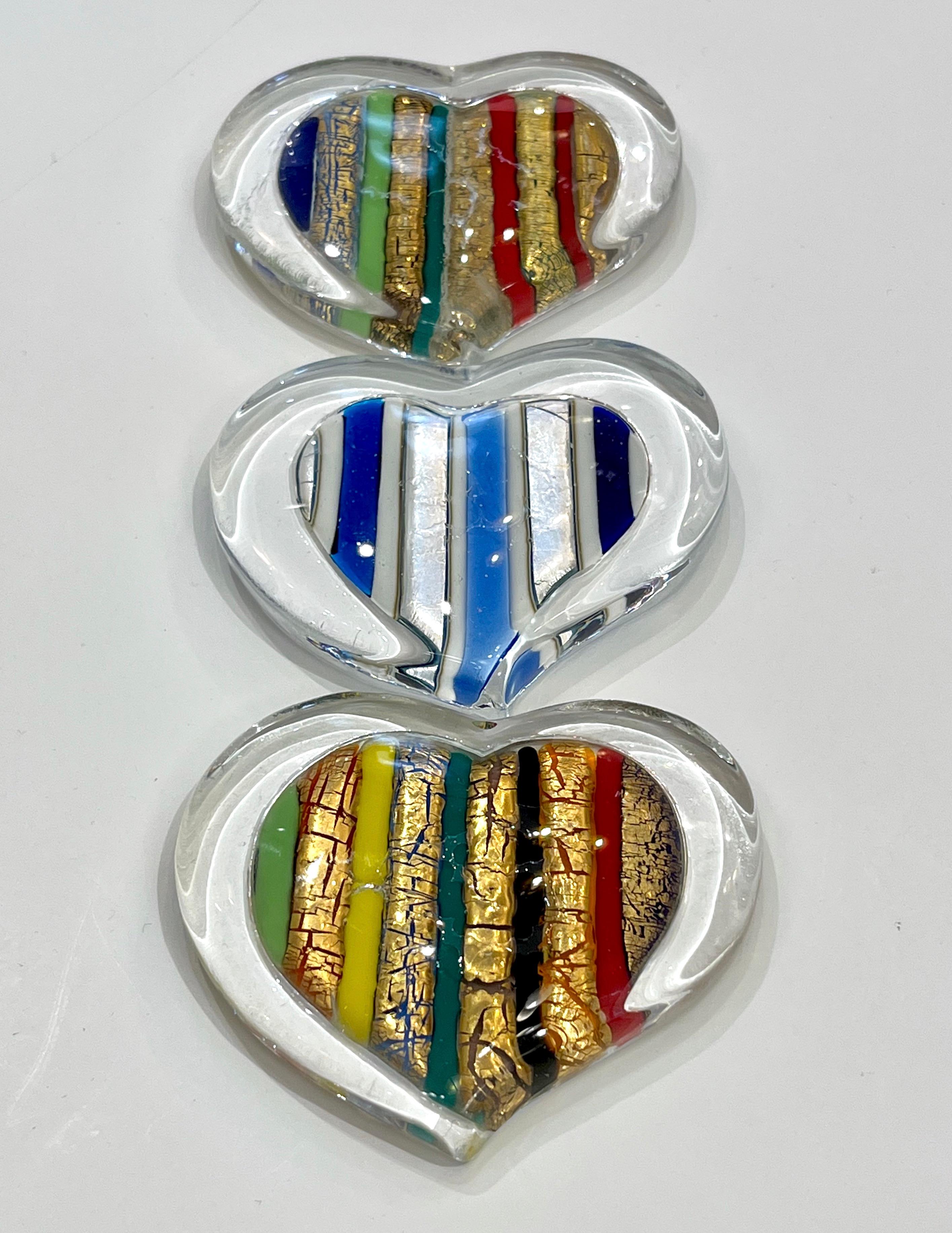 Presse-papiers italien sur mesure en forme de cœur en verre de Murano en cristal vert, or et rouge 3