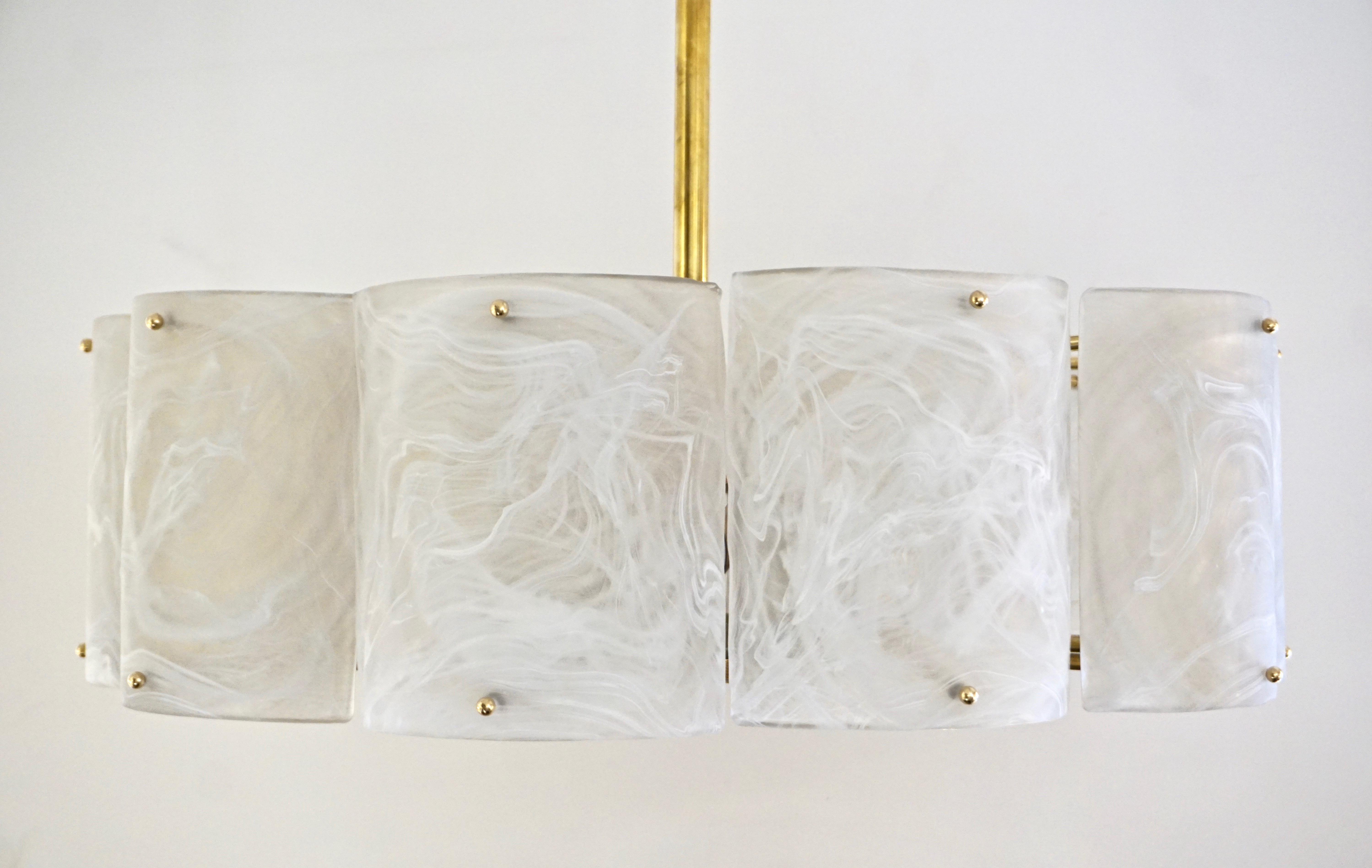 Runder italienischer Alabaster-Kronleuchter aus weißem Muranoglas und Messing nach Maß / Einbaubeleuchtung (Organische Moderne) im Angebot