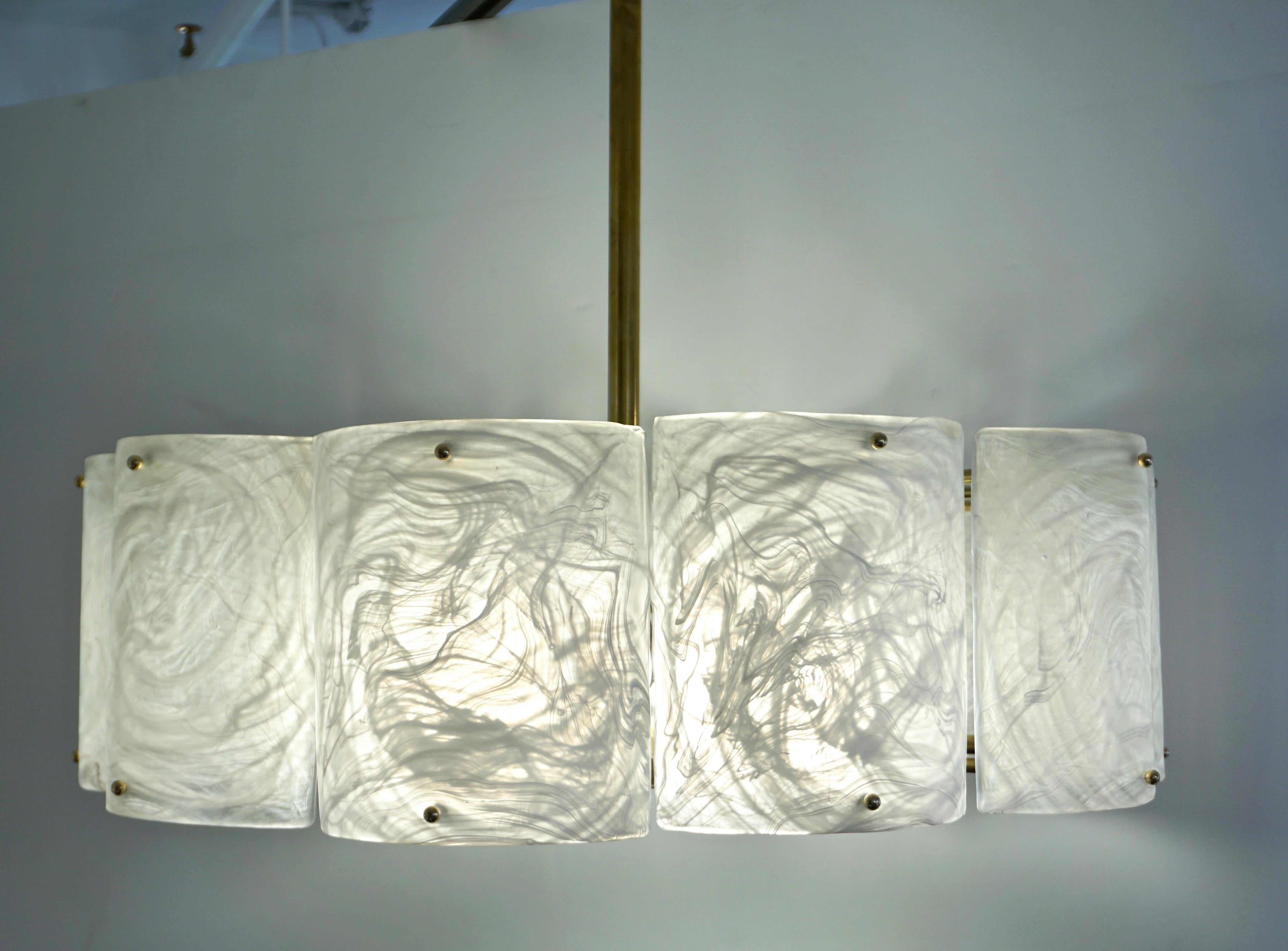 Runder italienischer Alabaster-Kronleuchter aus weißem Muranoglas und Messing nach Maß / Einbaubeleuchtung im Angebot 1