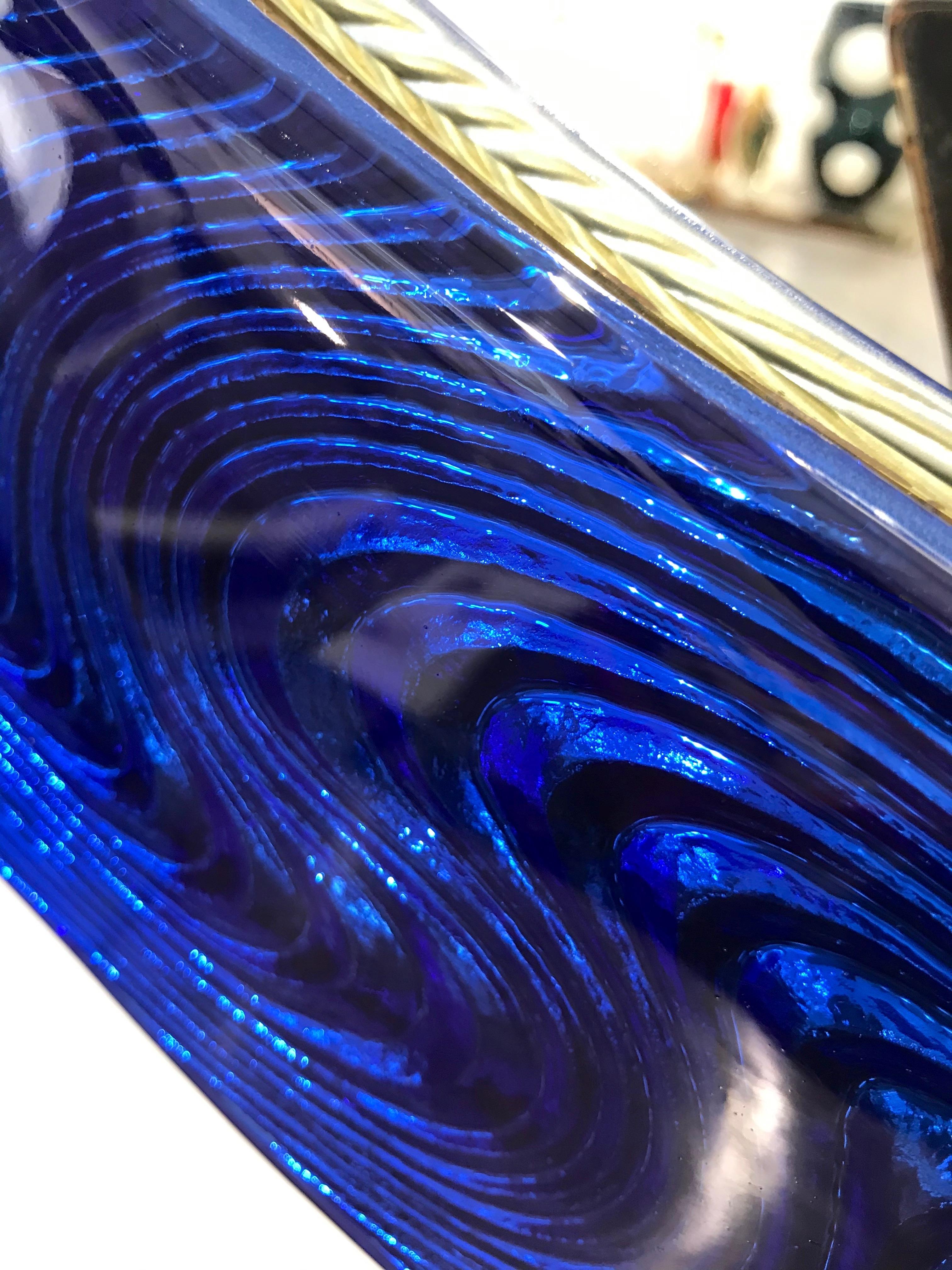 Miroir rond italien sur mesure en laiton et verre de Murano bleu cobalt texturé en vente 4