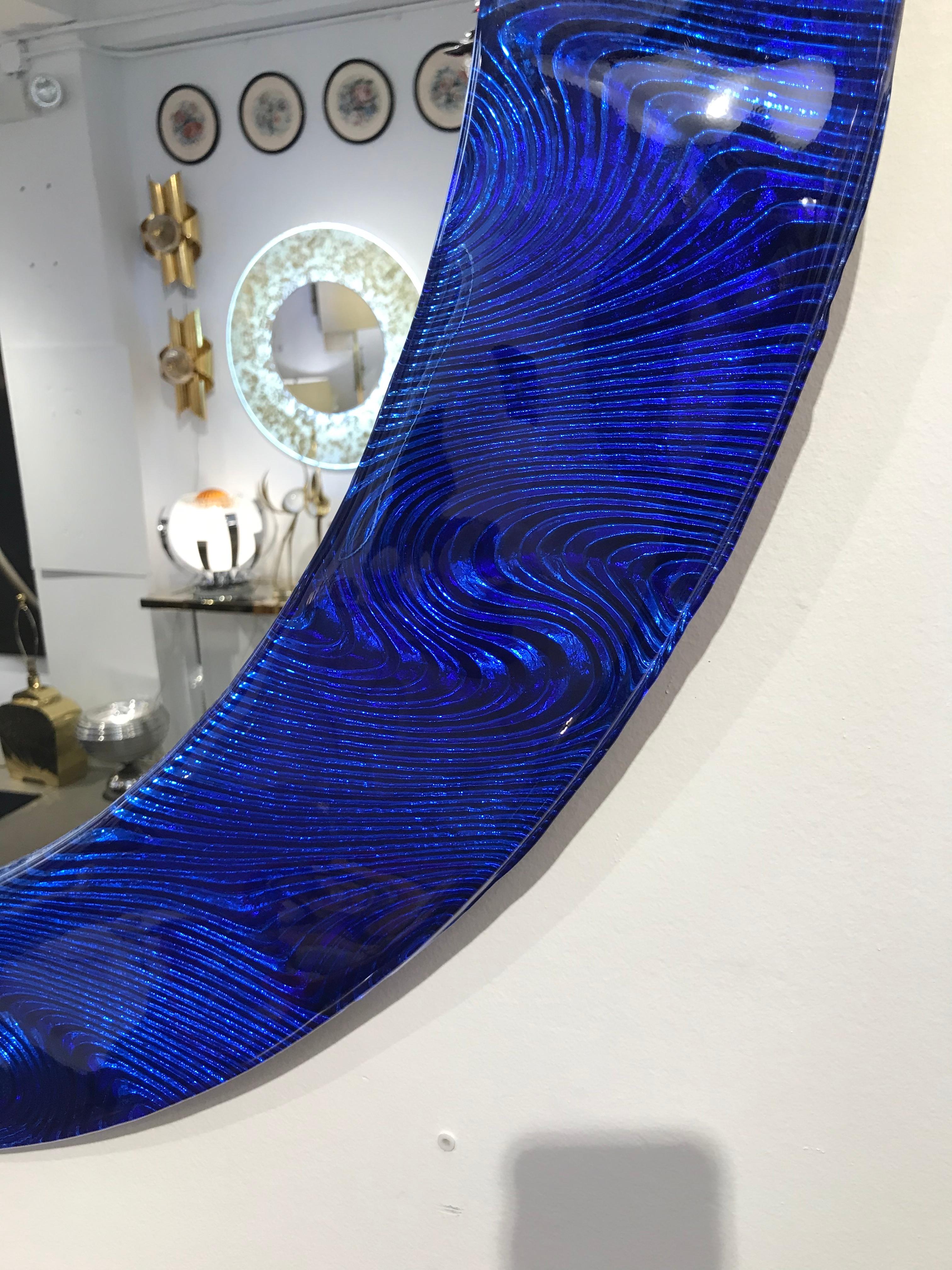 Fait main Miroir rond italien sur mesure en laiton et verre de Murano bleu cobalt texturé en vente