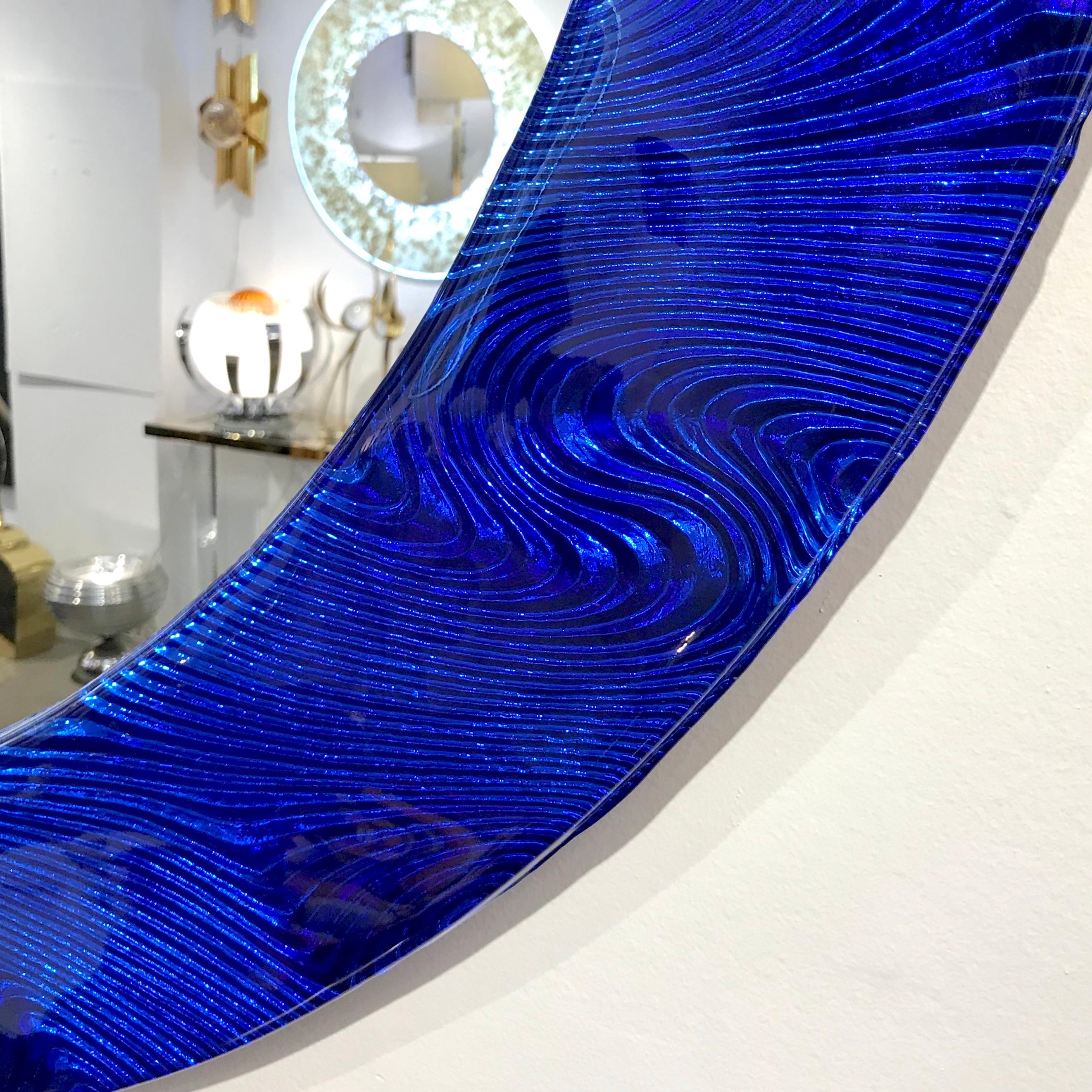 Fait main Miroir rond italien sur mesure en laiton et verre de Murano bleu cobalt texturé en vente
