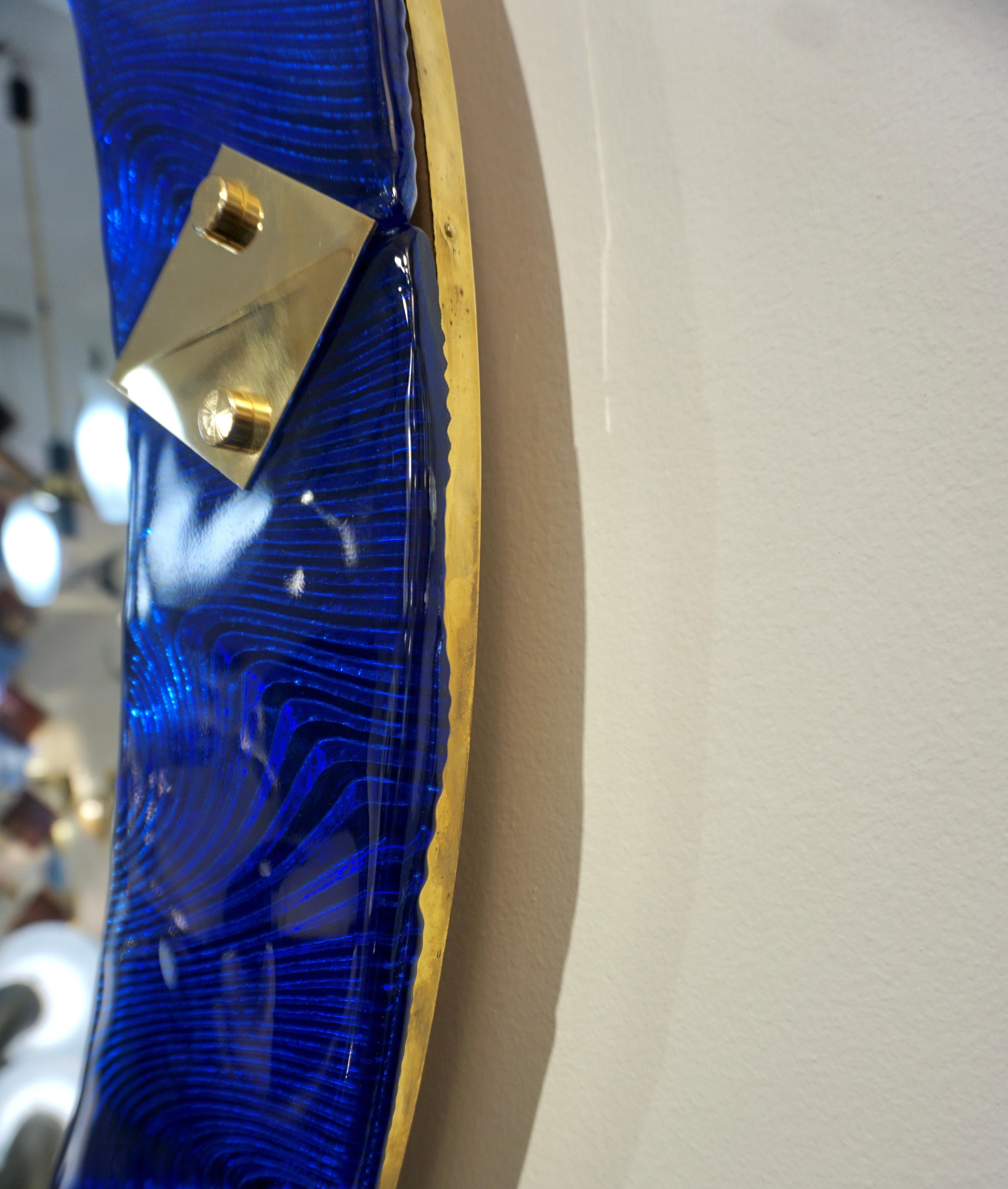 Bespoke Italian Custom Brass and Textured Cobalt Blue Murano Glass Round Mirror In New Condition For Sale In New York, NY