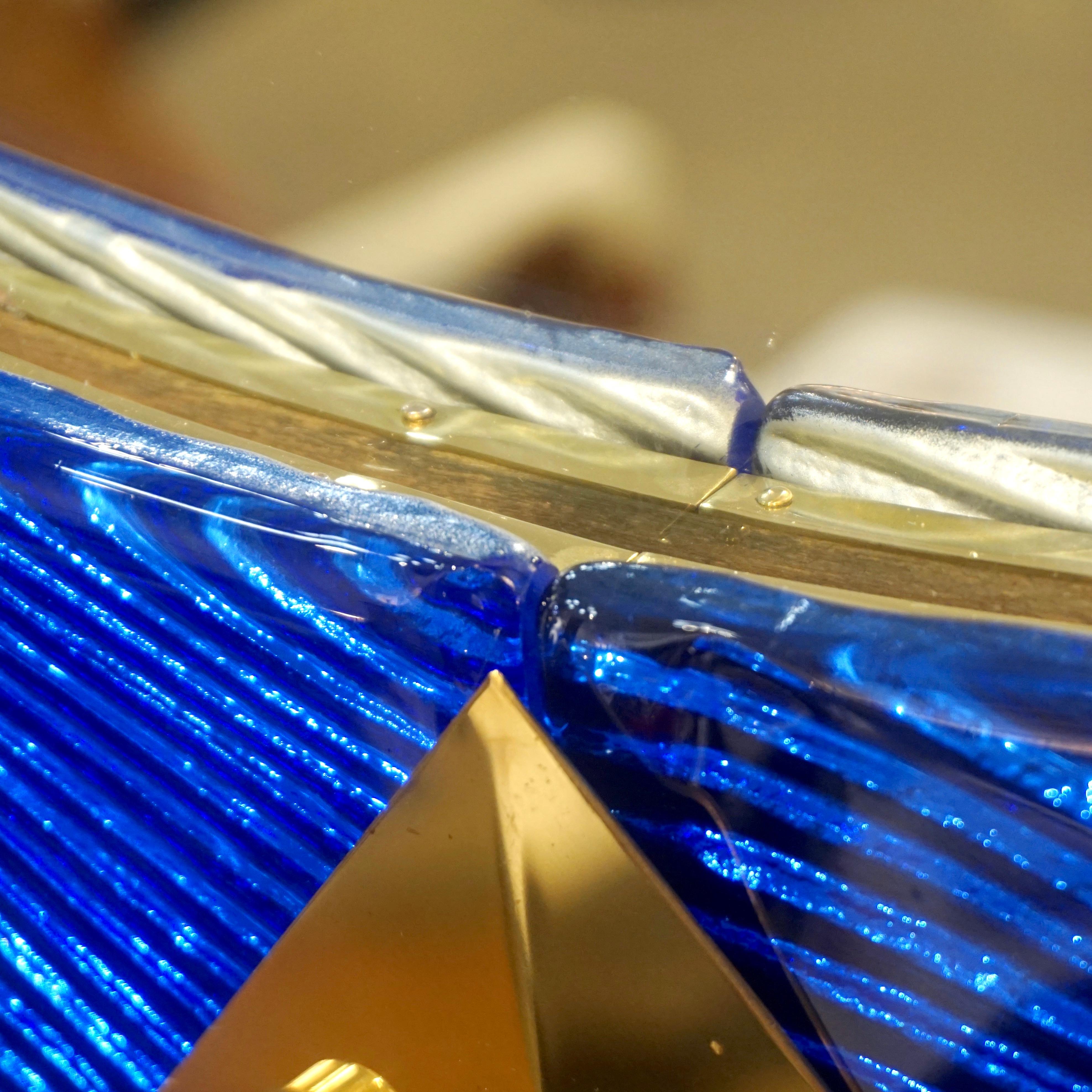 Laiton Miroir rond italien sur mesure en laiton et verre de Murano bleu cobalt texturé en vente
