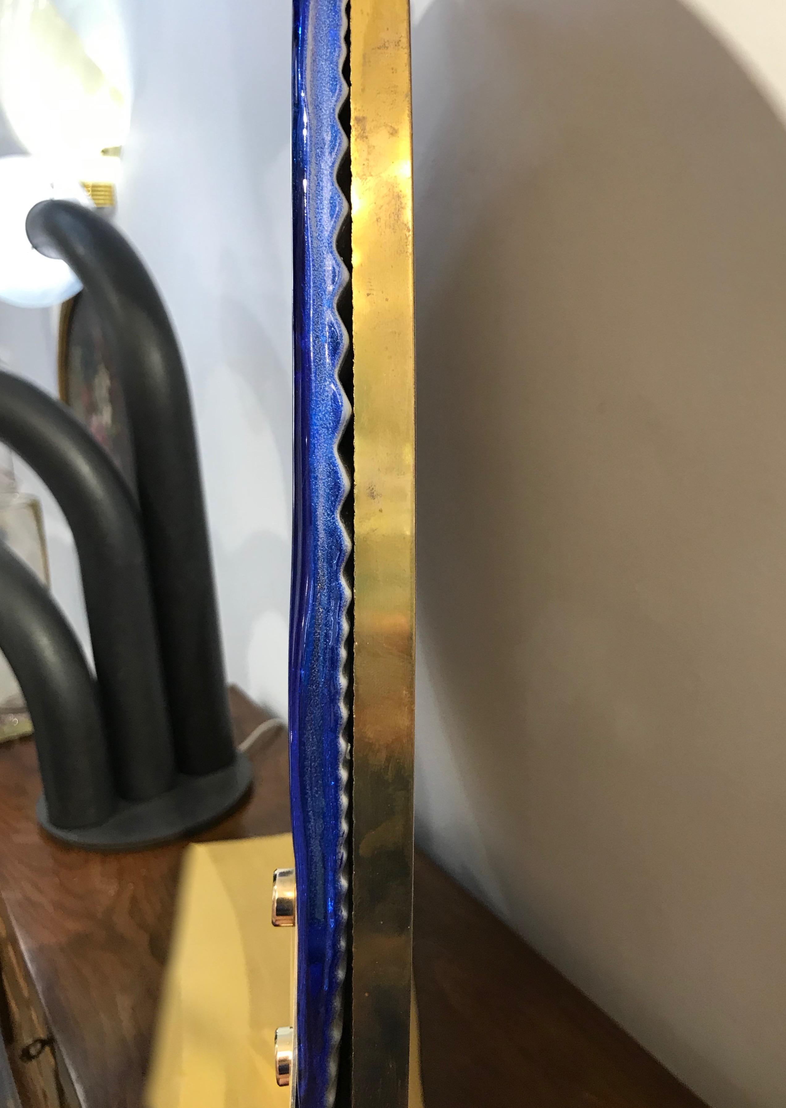 Bespoke Italienisch Custom Messing und strukturierte kobaltblau Murano Glas Runde Spiegel (21. Jahrhundert und zeitgenössisch) im Angebot