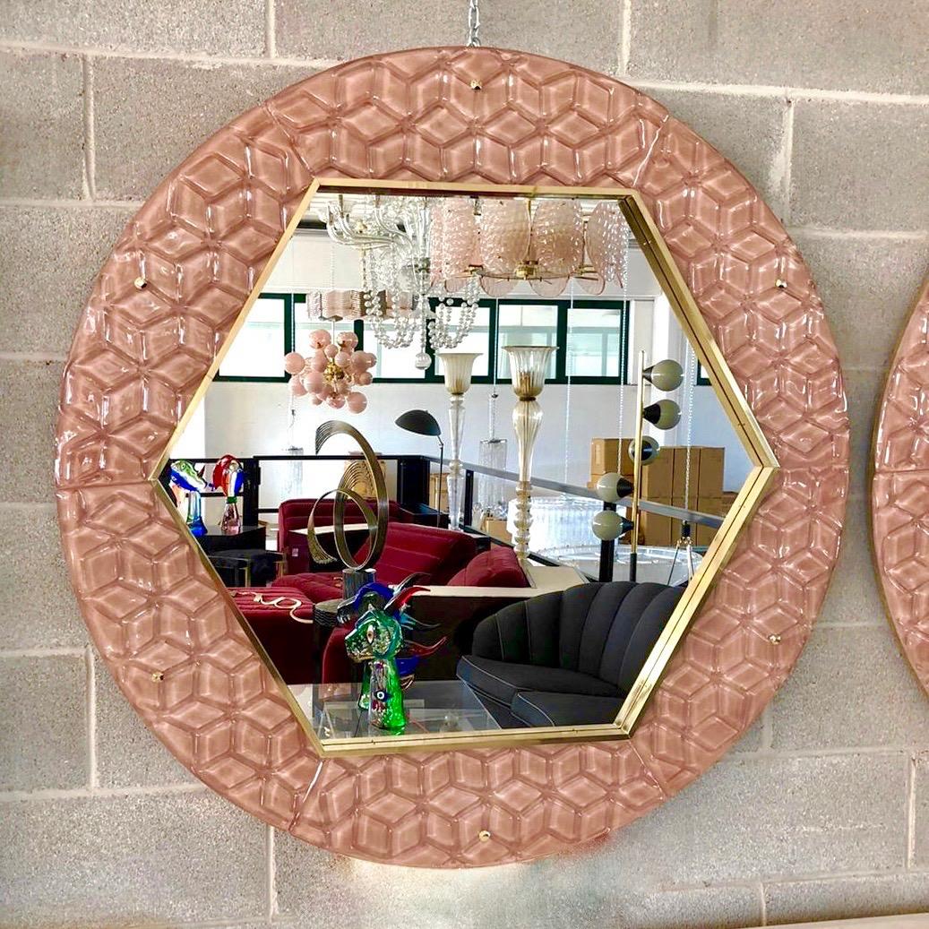 XXIe siècle et contemporain Miroir rond moderne italien sur mesure en laiton et verre de Murano rose texturé en vente