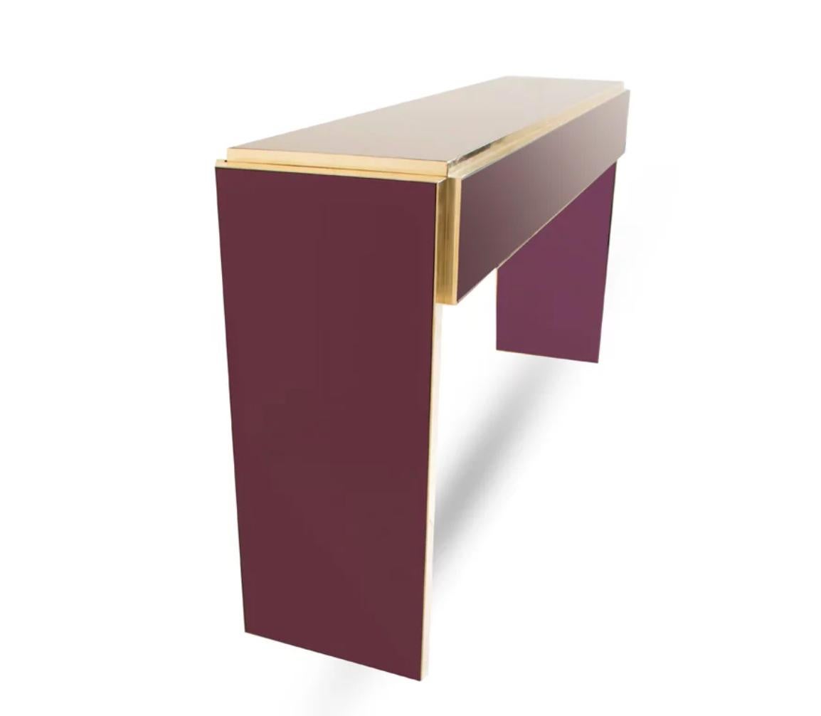 Table console centrale/commode sur mesure à 4 tiroirs en violet et laiton, design italien Neuf - En vente à New York, NY
