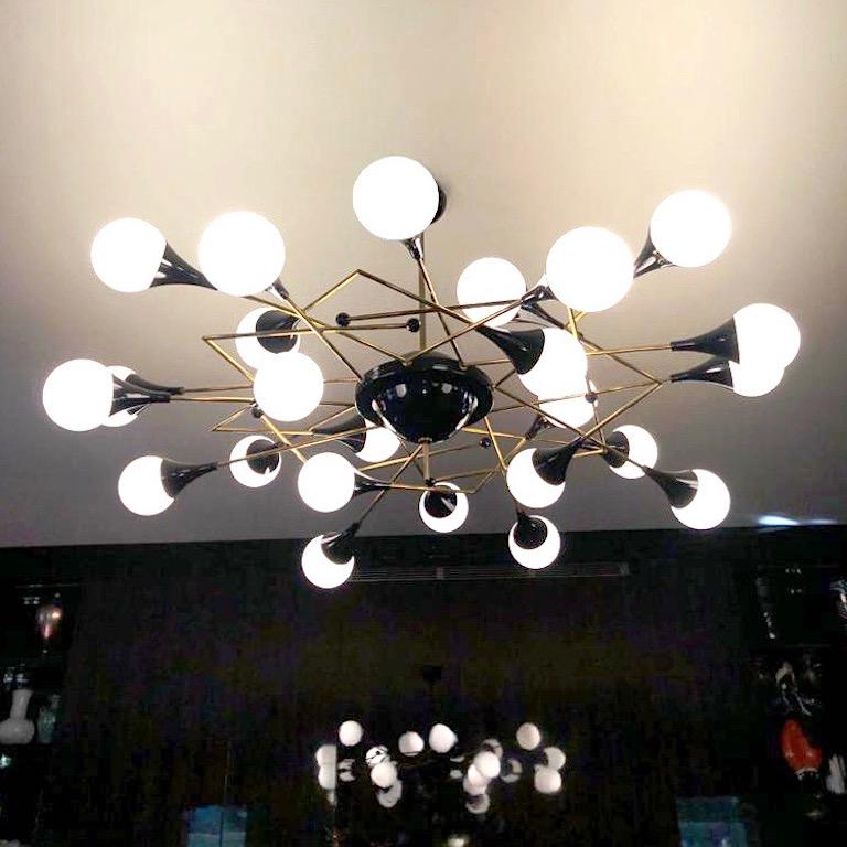 Plaque d'applique italienne géométrique sur mesure en verre blanc et laiton laqué noir 24 Lights en vente 1