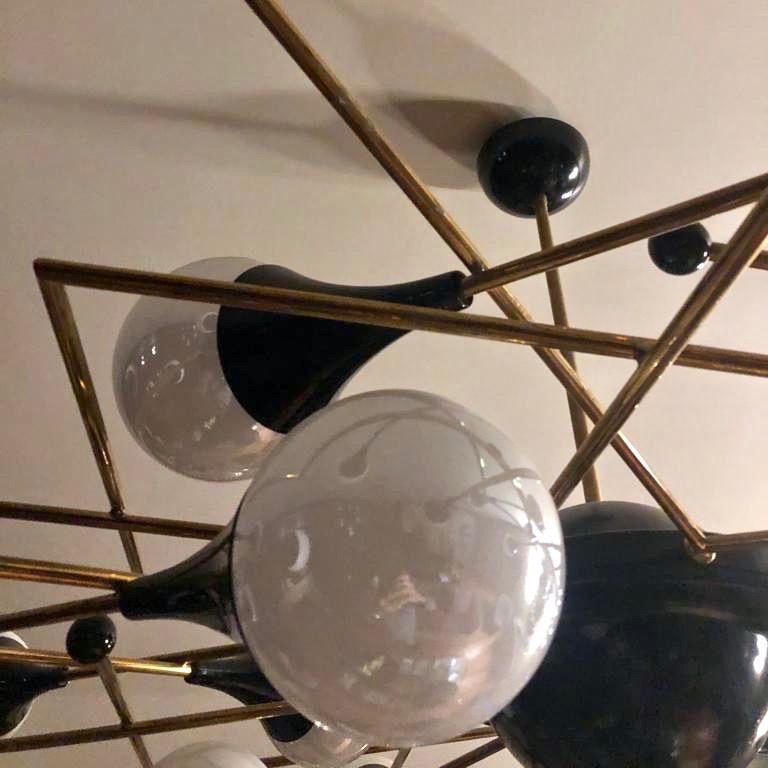 Verre d'art Plaque d'applique italienne géométrique sur mesure en verre blanc et laiton laqué noir 24 Lights en vente