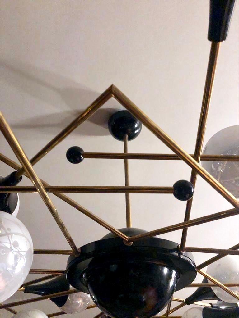 Maßgeschneiderte italienische geometrische Weißglas schwarz lackiertem Messing 24-Licht Flushmount im Angebot 3