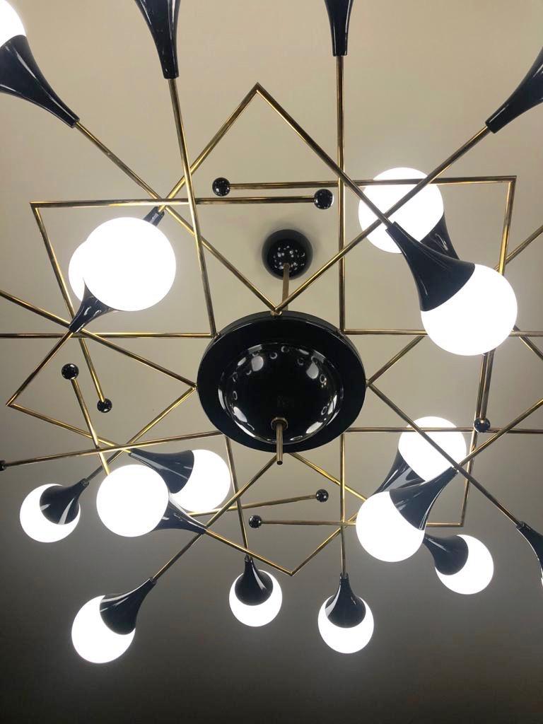 Maßgeschneiderte italienische geometrische Weißglas schwarz lackiertem Messing 24-Licht Flushmount (Moderne der Mitte des Jahrhunderts) im Angebot