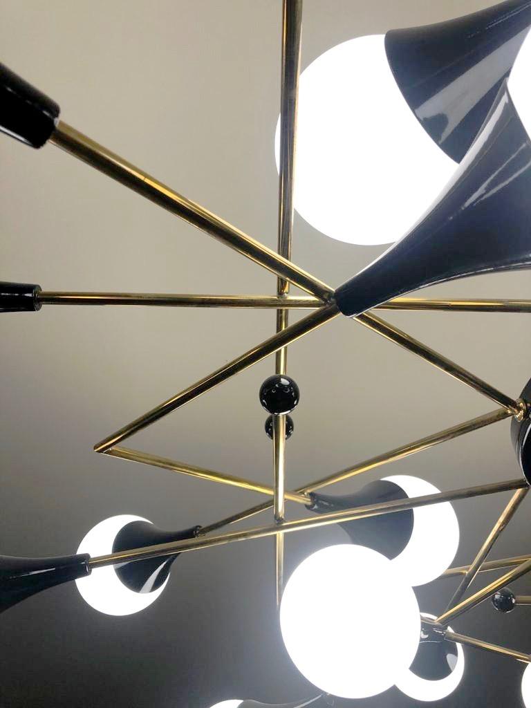 Maßgeschneiderte italienische geometrische Weißglas schwarz lackiertem Messing 24-Licht Flushmount im Zustand „Neu“ im Angebot in New York, NY