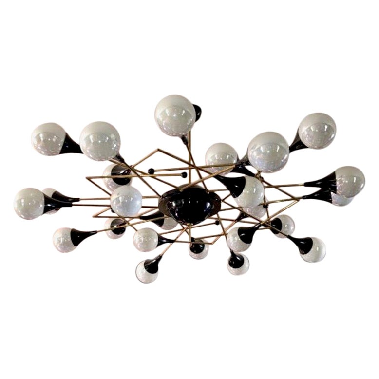 Maßgeschneiderte italienische geometrische Weißglas schwarz lackiertem Messing 24-Licht Flushmount im Angebot