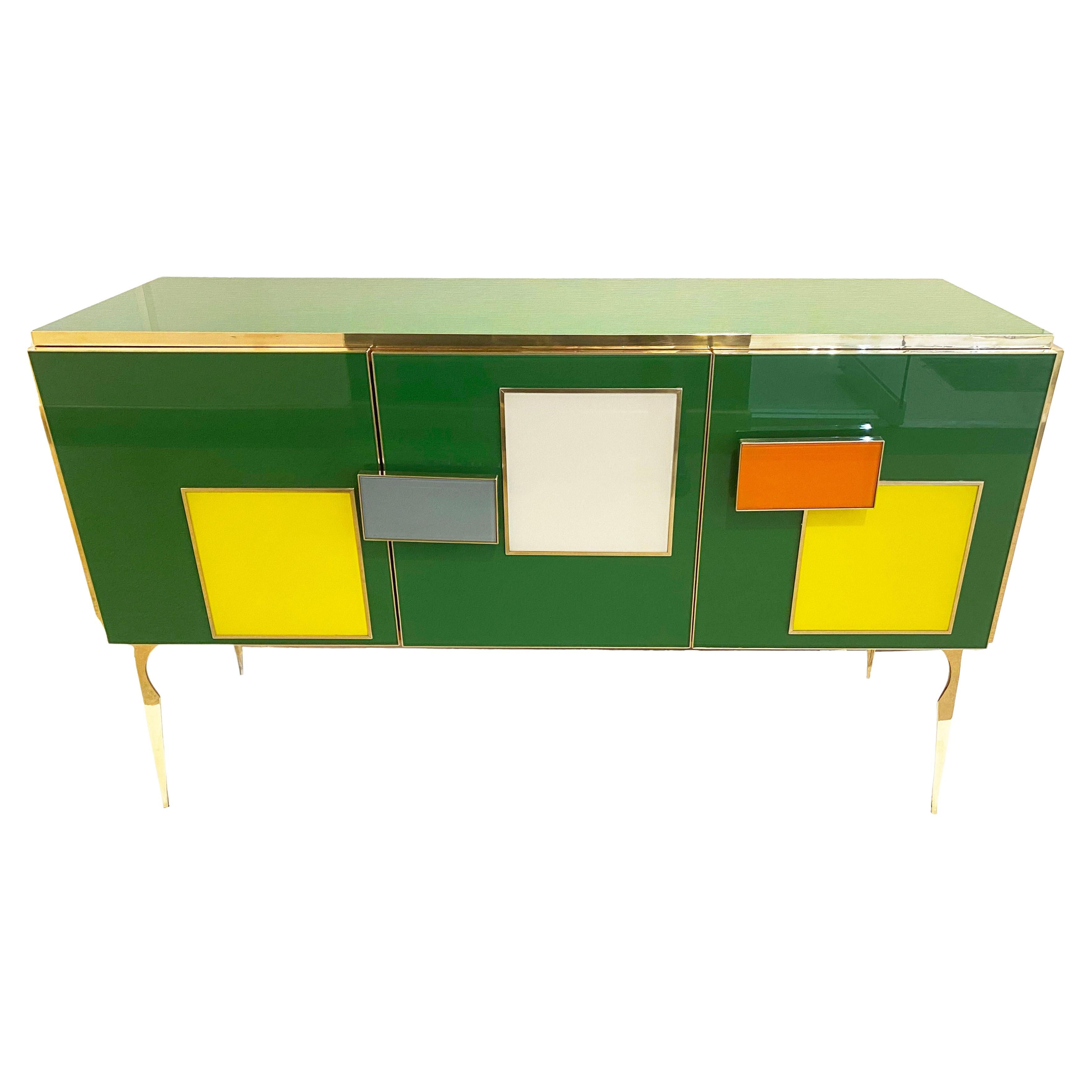 Buffet moderne à 3 portes personnalisable sur mesure, entièrement fabriqué à la main en Italie. Memphis s'est inspiré de l'attrayant décor géométrique coloré avec motif en relief et poignées. L'entourage est décoré de verre d'art d'un vert foncé