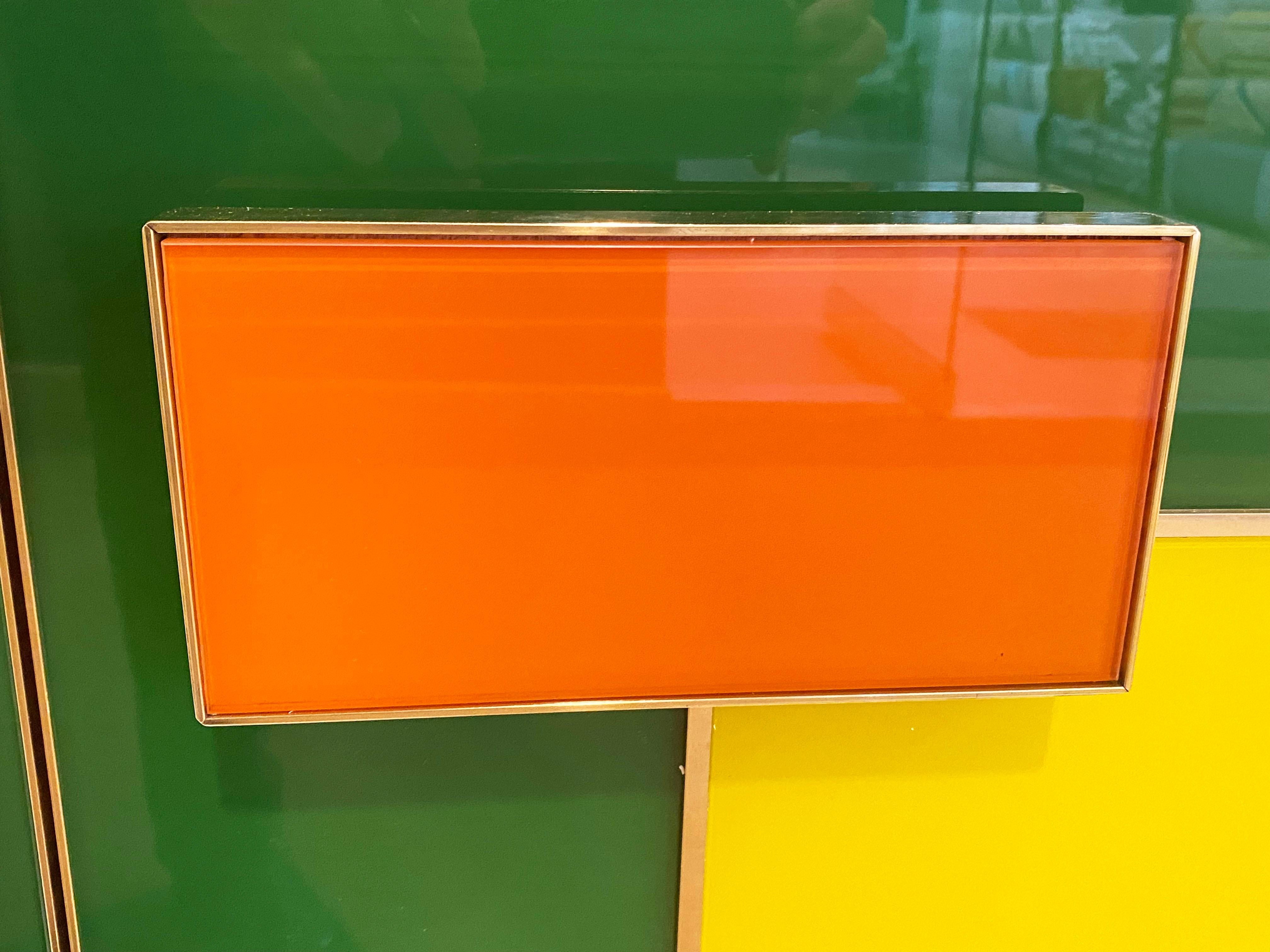 Laiton Buffet italien sur mesure de style postmoderne gomtrique vert, orange, jaune et gris en vente