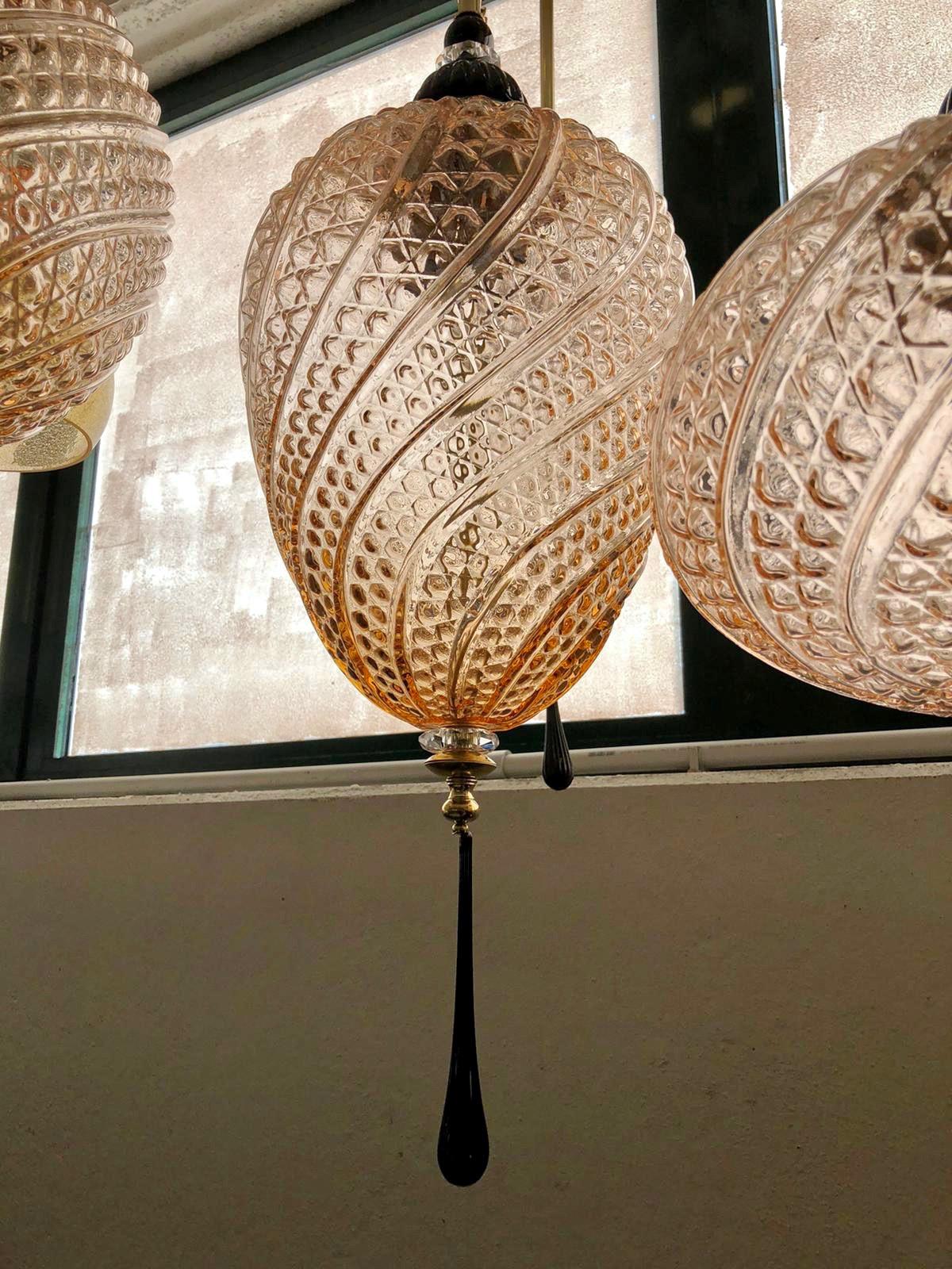 XXIe siècle et contemporain Lampe à suspension horizontale ovale italienne sur mesure en laiton et verre de Murano noir et rose en vente