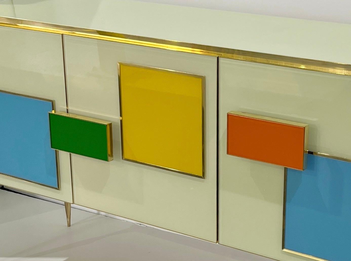 Buffet italien sur mesure ivoire, jaune, vert, bleu, géométrique et postmoderne en vente 1