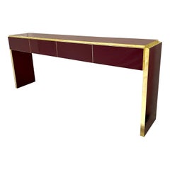 Tavolo consolle e credenza Bespoke italiano lungo a 4 cassetti in ottone e vino di Borgogna