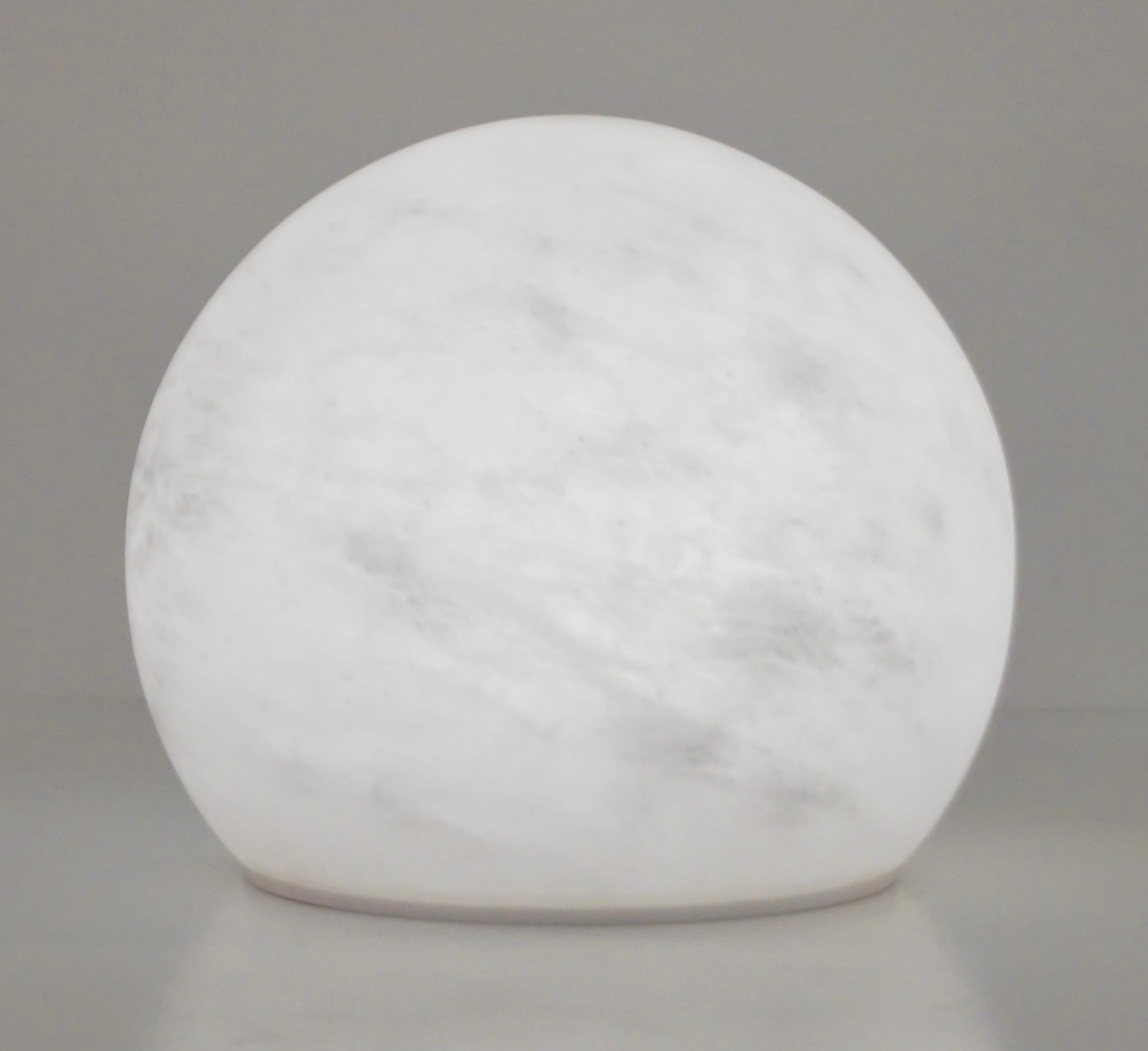 Lampada da tavolo/da scrivania minimalista italiana su misura in alabastro bianco Moon Wireless in vendita 5