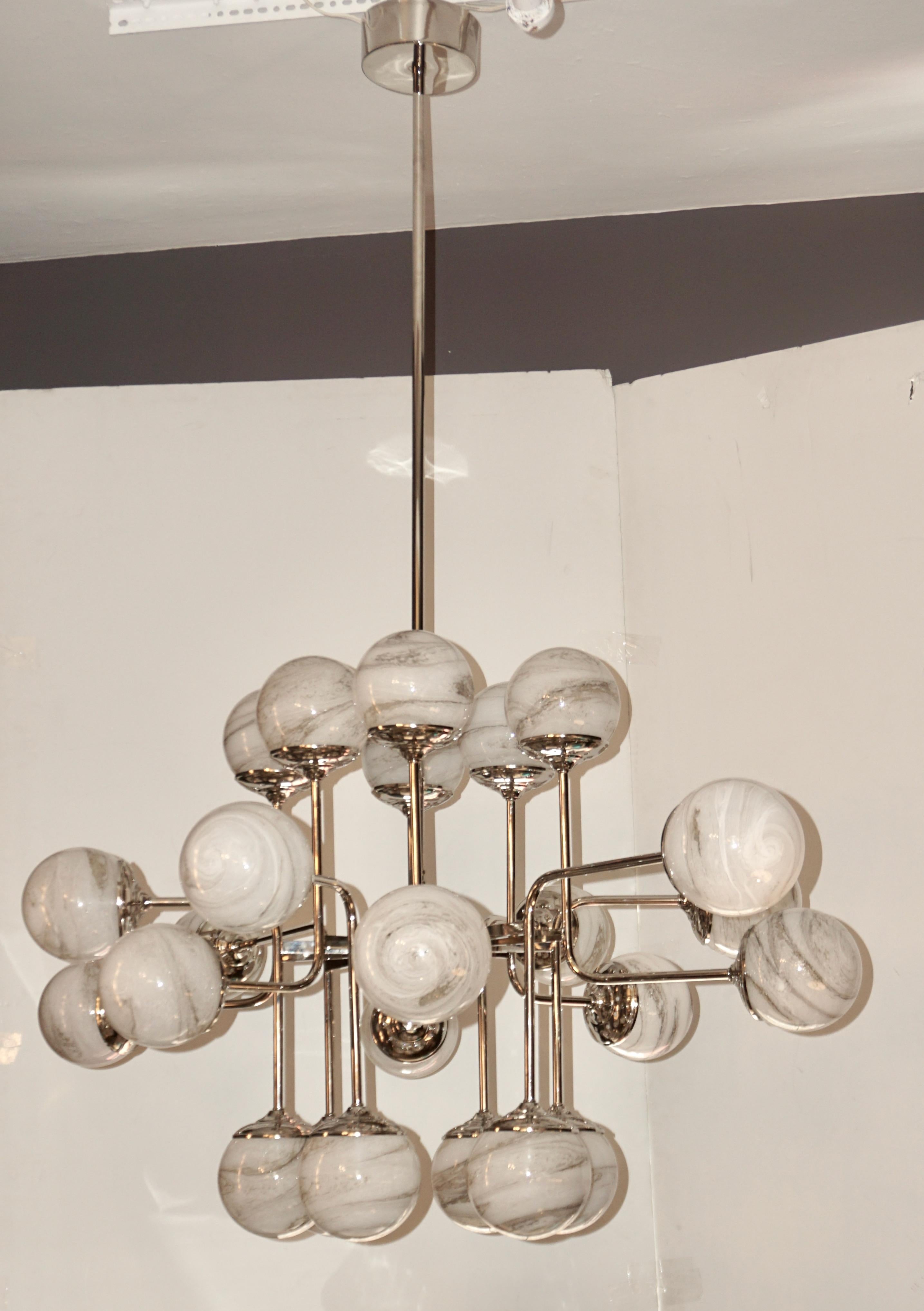 XXIe siècle et contemporain Lustre moderne italien sur mesure à 24 lumières en verre de Murano et en nickel, en albâtre, en Italie en vente