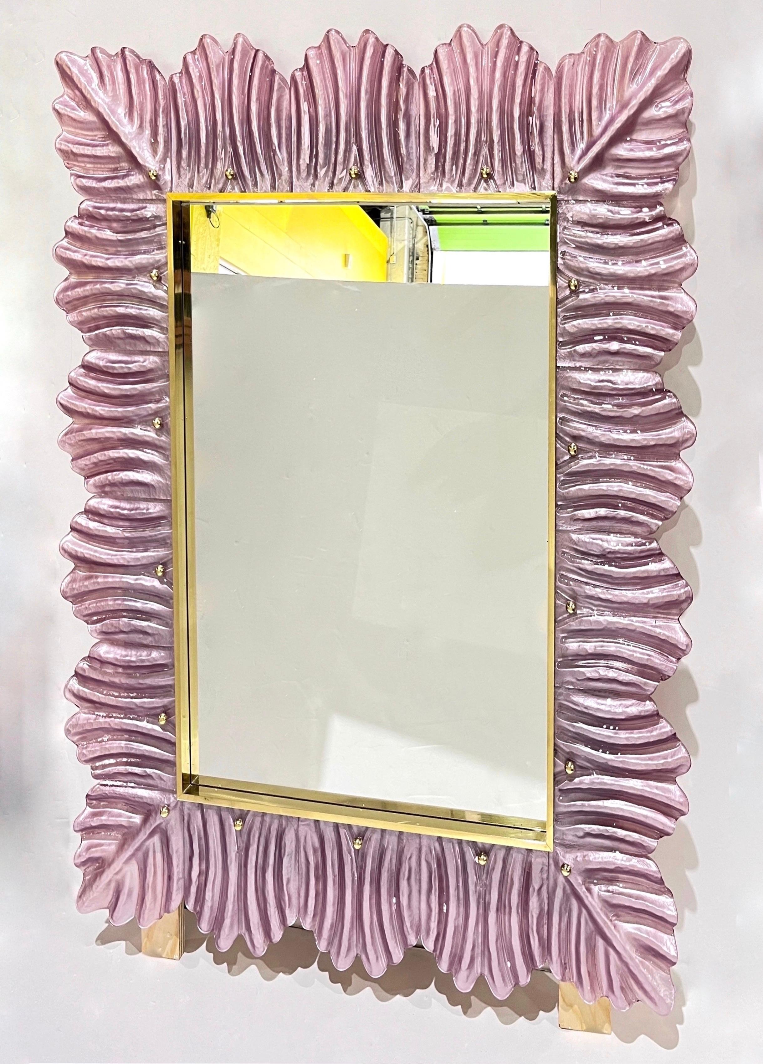 Specchio italiano moderno a foglia con design a perla e cristallo rosa di Murano, grande specchio in ottone in vendita 4