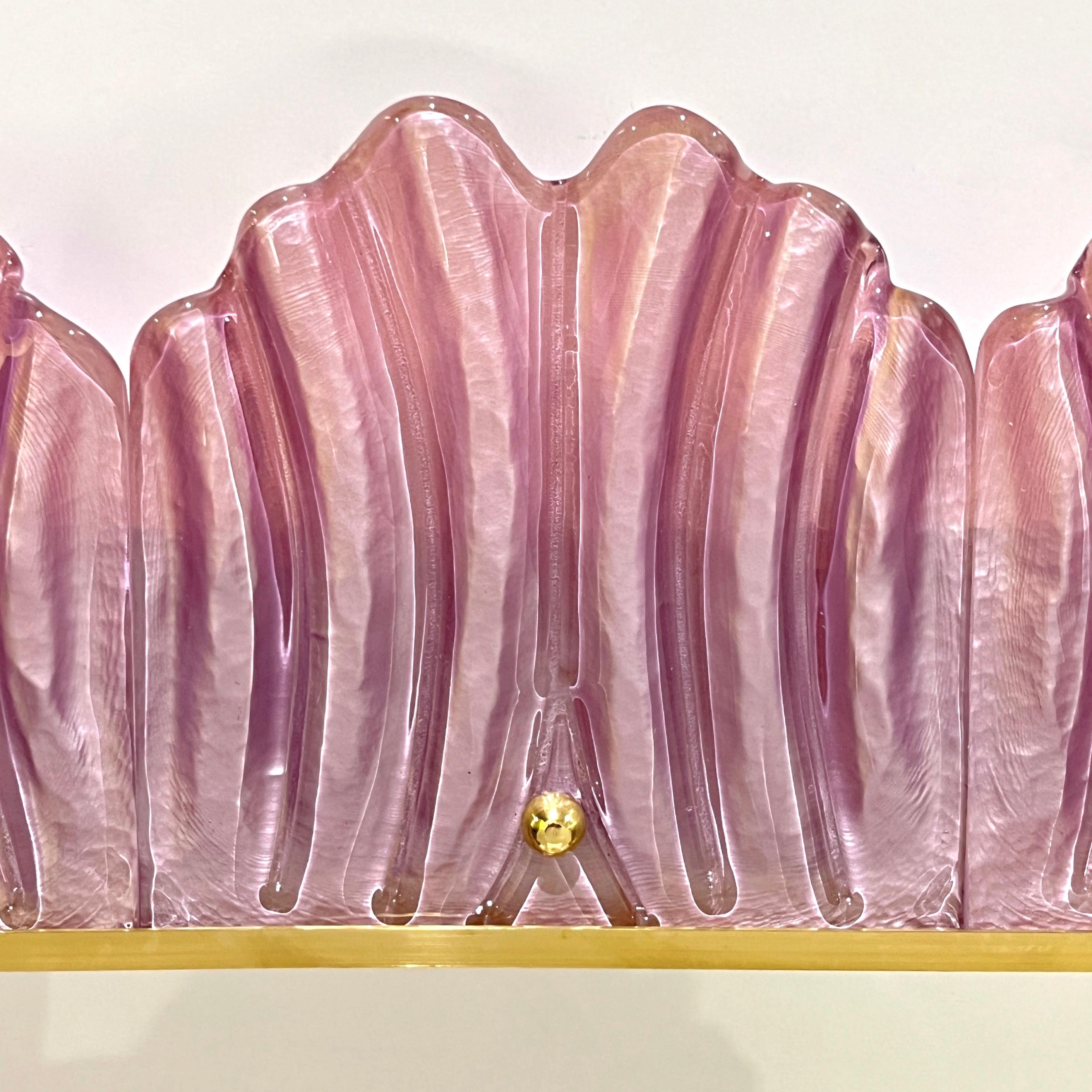 Italiano Specchio italiano moderno a foglia con design a perla e cristallo rosa di Murano, grande specchio in ottone in vendita