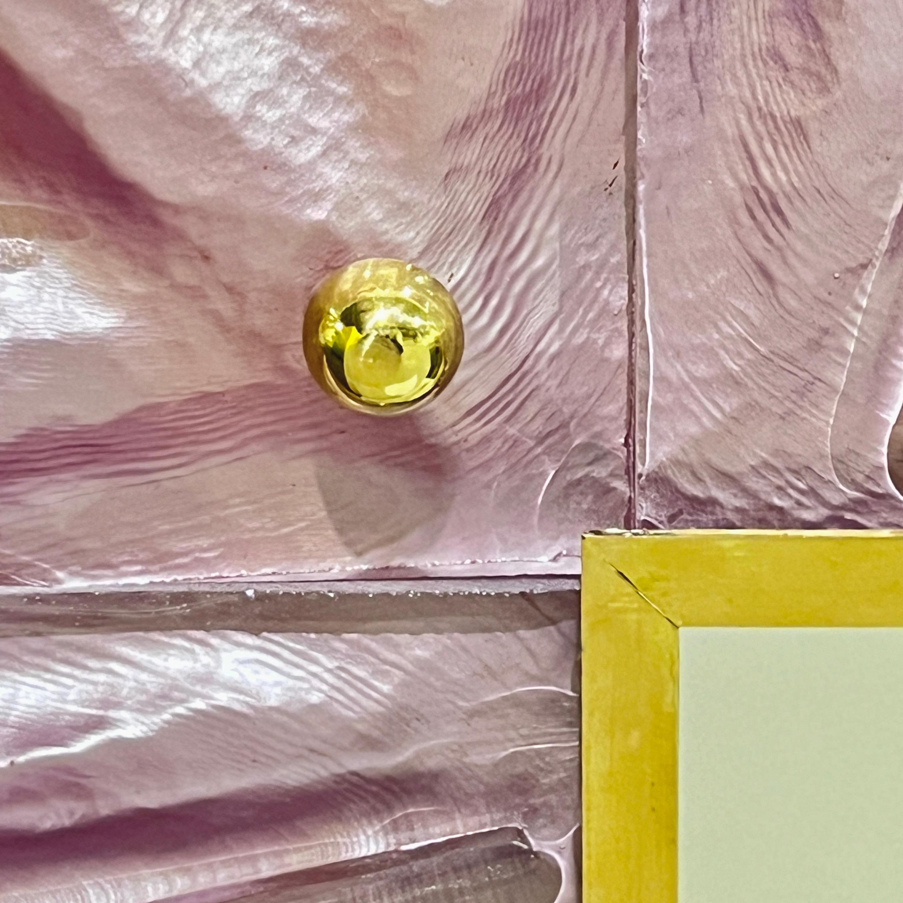Specchio italiano moderno a foglia con design a perla e cristallo rosa di Murano, grande specchio in ottone In condizioni Nuovo in vendita a New York, NY