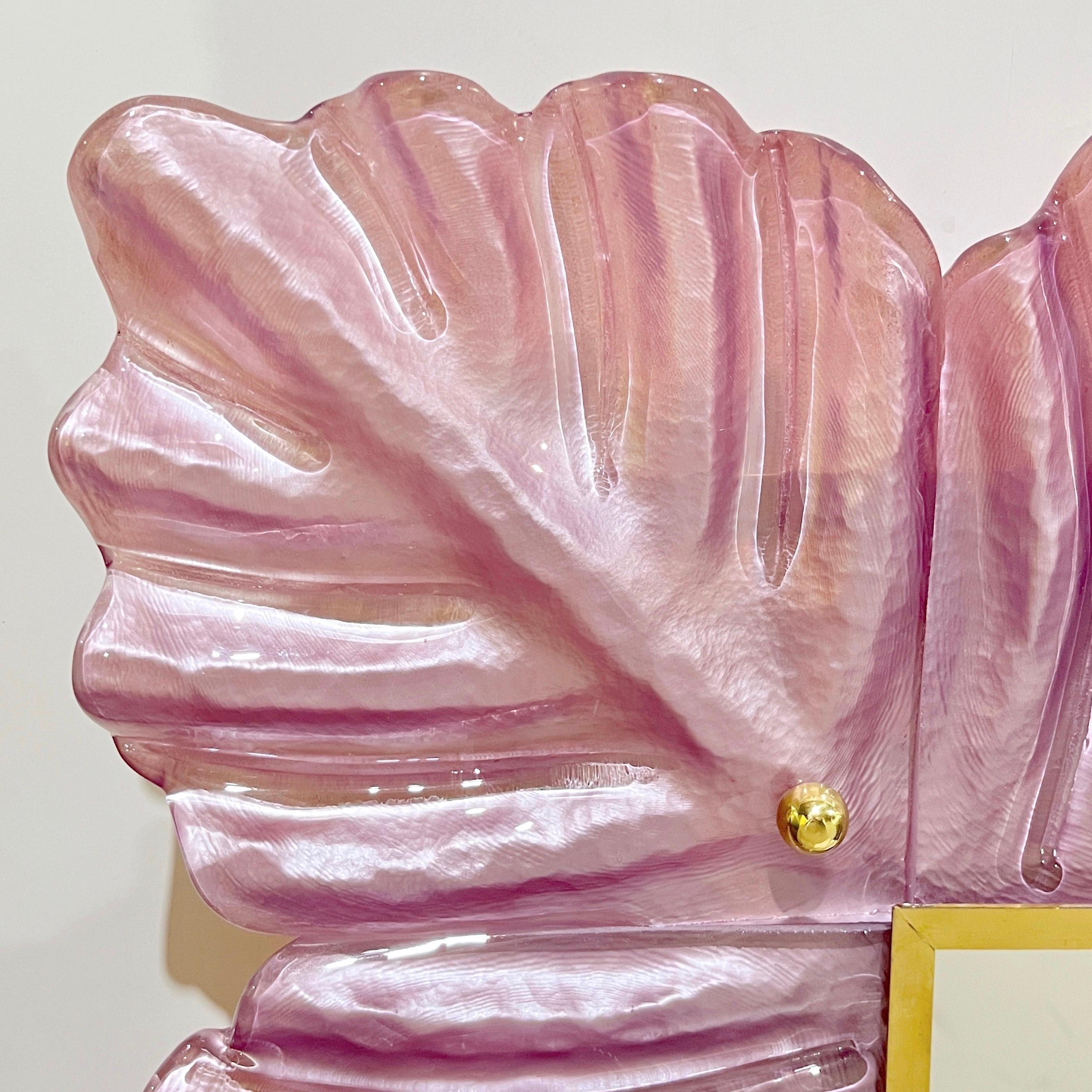 XXI secolo e contemporaneo Specchio italiano moderno a foglia con design a perla e cristallo rosa di Murano, grande specchio in ottone in vendita