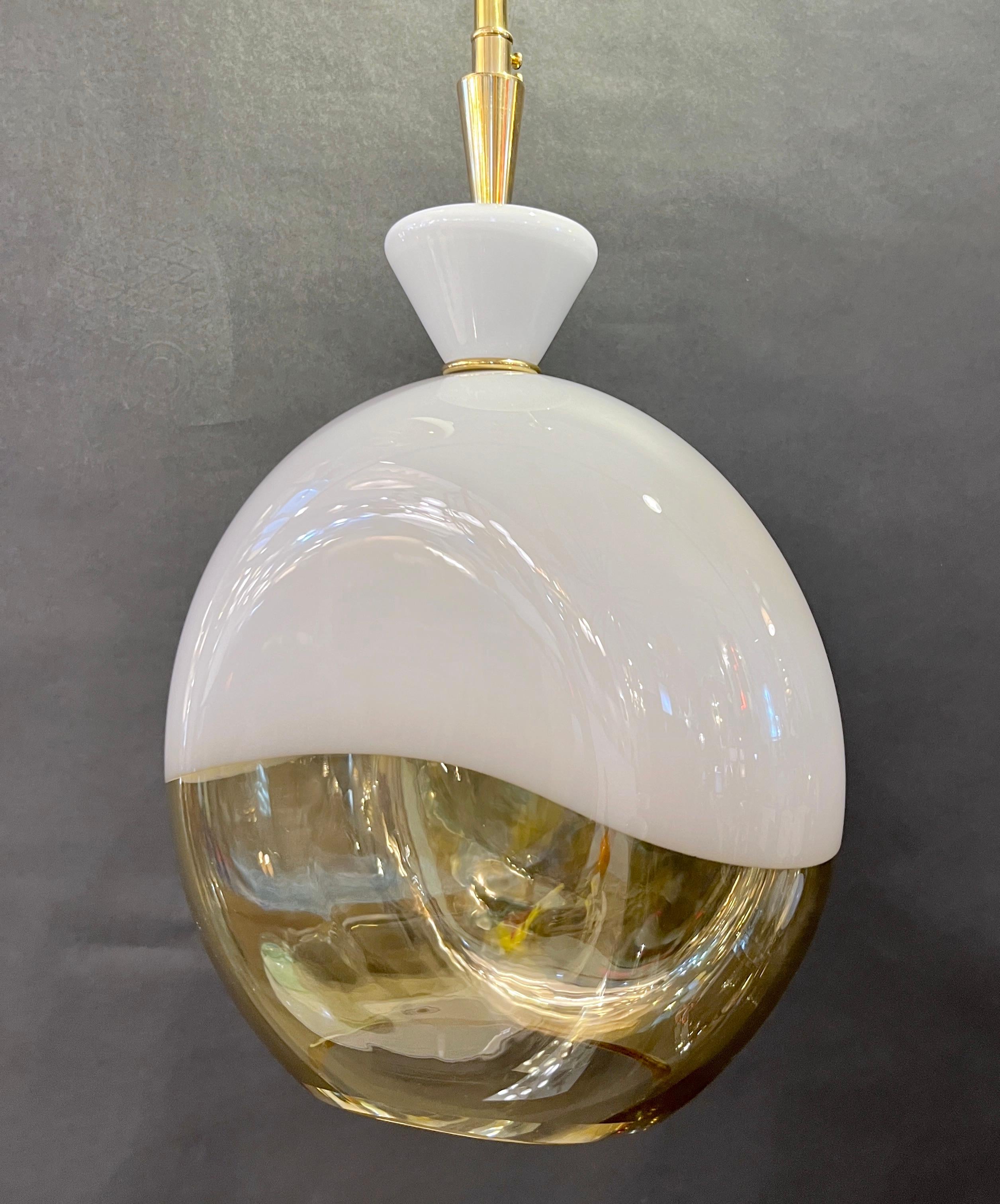 Une paire disponible dès maintenant - Élégant lustre suspendu italien contemporain sur mesure, au design moderne et organique, entièrement réalisé à la main, composé d'un abat-jour sphérique sexy en verre de Murano aplati, réalisé avec la technique