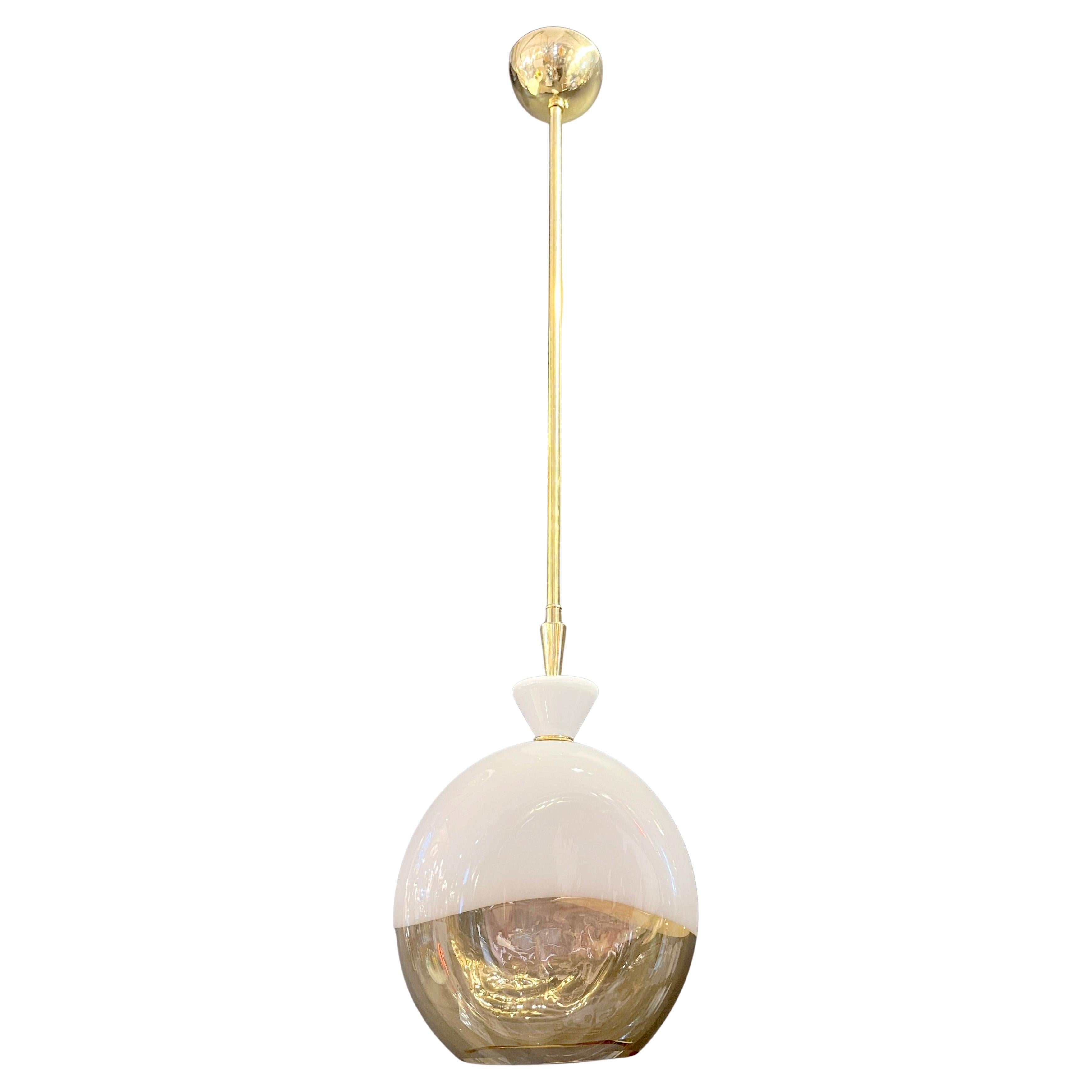 Maßgeschneiderte italienische organische bernsteinfarbene weiße flache kugelförmige Murano Glas Pendelleuchte