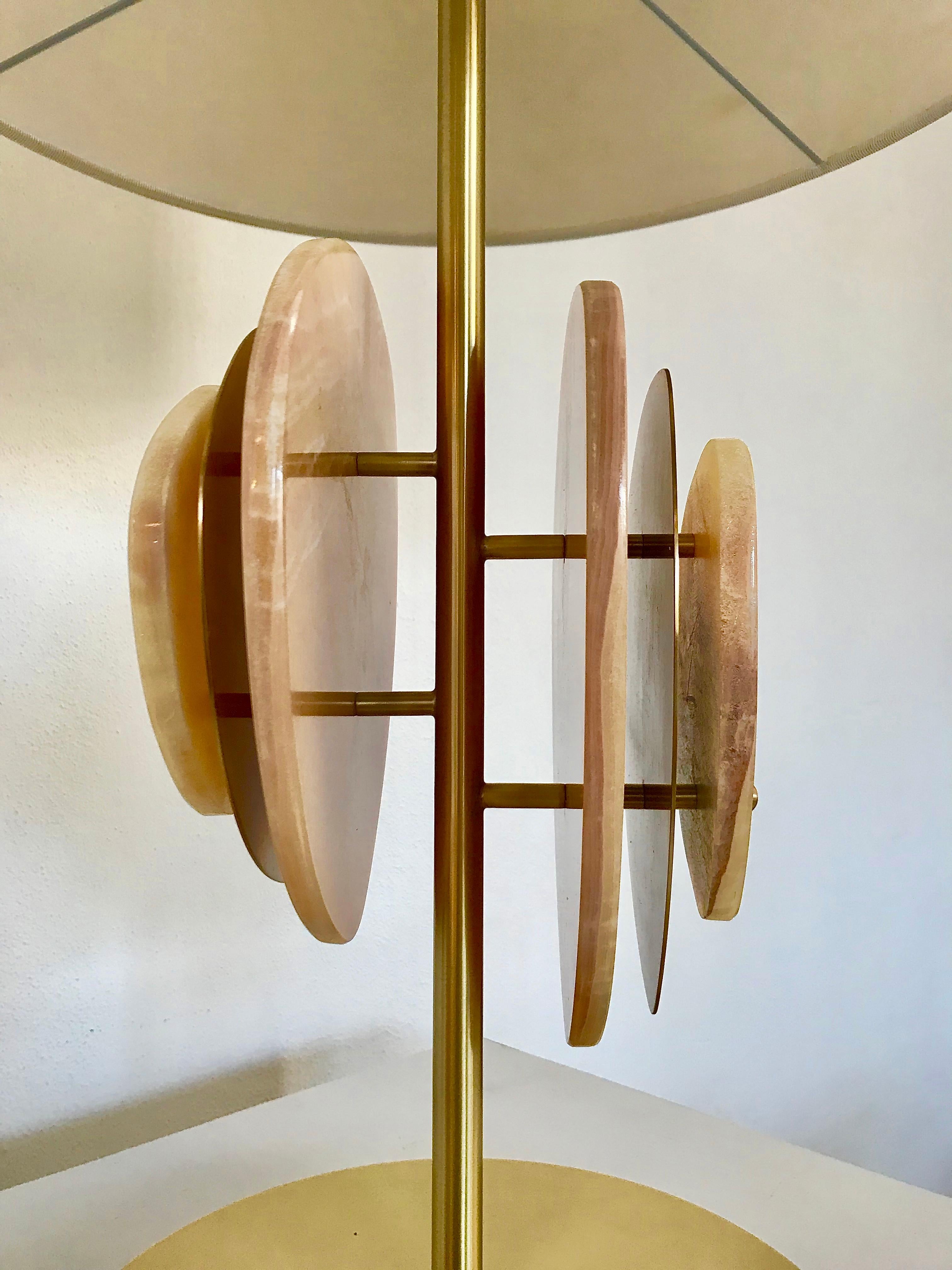 Bespoke Italian Organic Modern Amber Onyx Satin Brass Satellite Table Lamp In New Condition For Sale In New York, NY