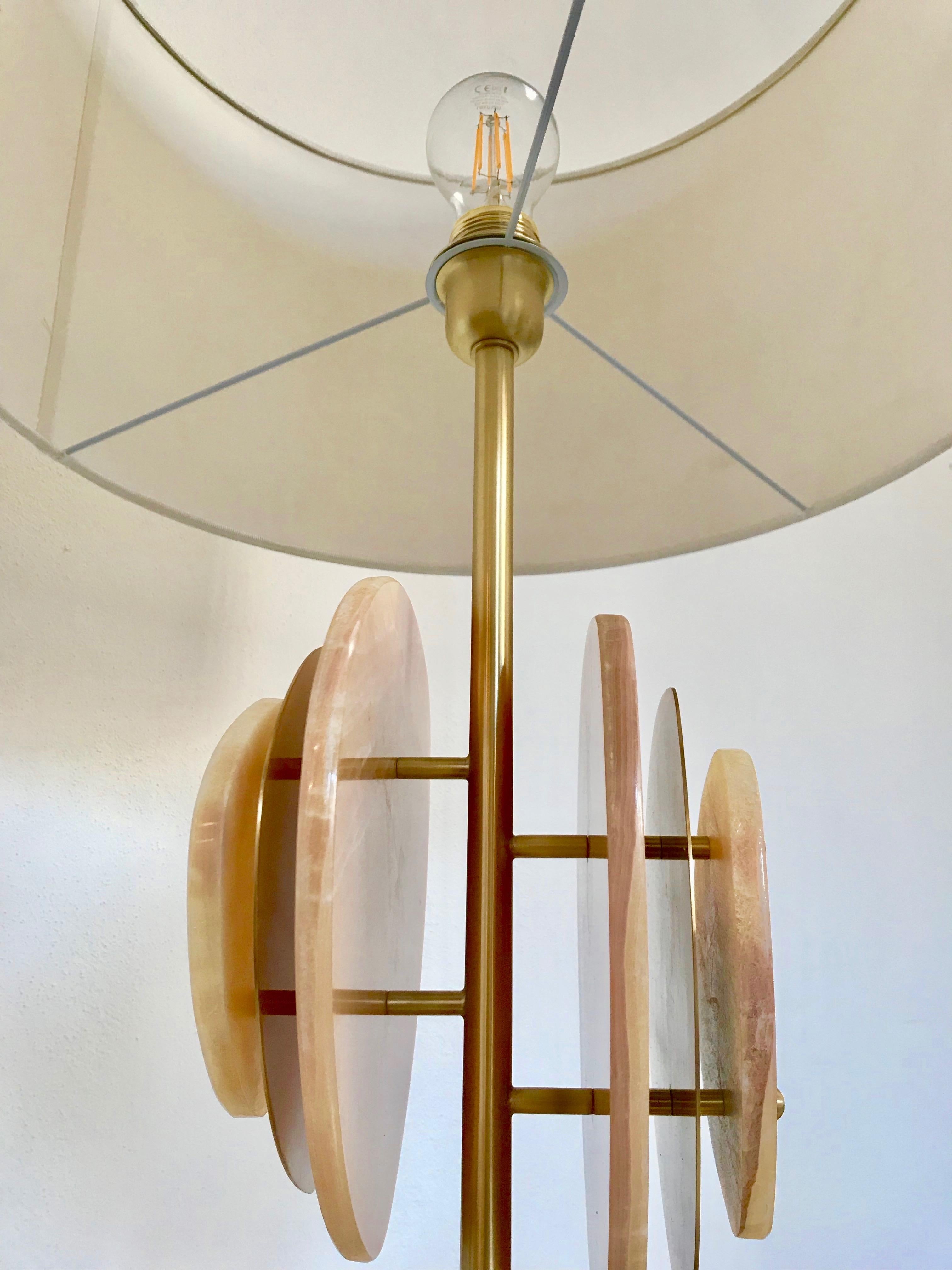 Contemporary Bespoke Italian Organic Modern Amber Onyx Satin Brass Satellite Table Lamp For Sale