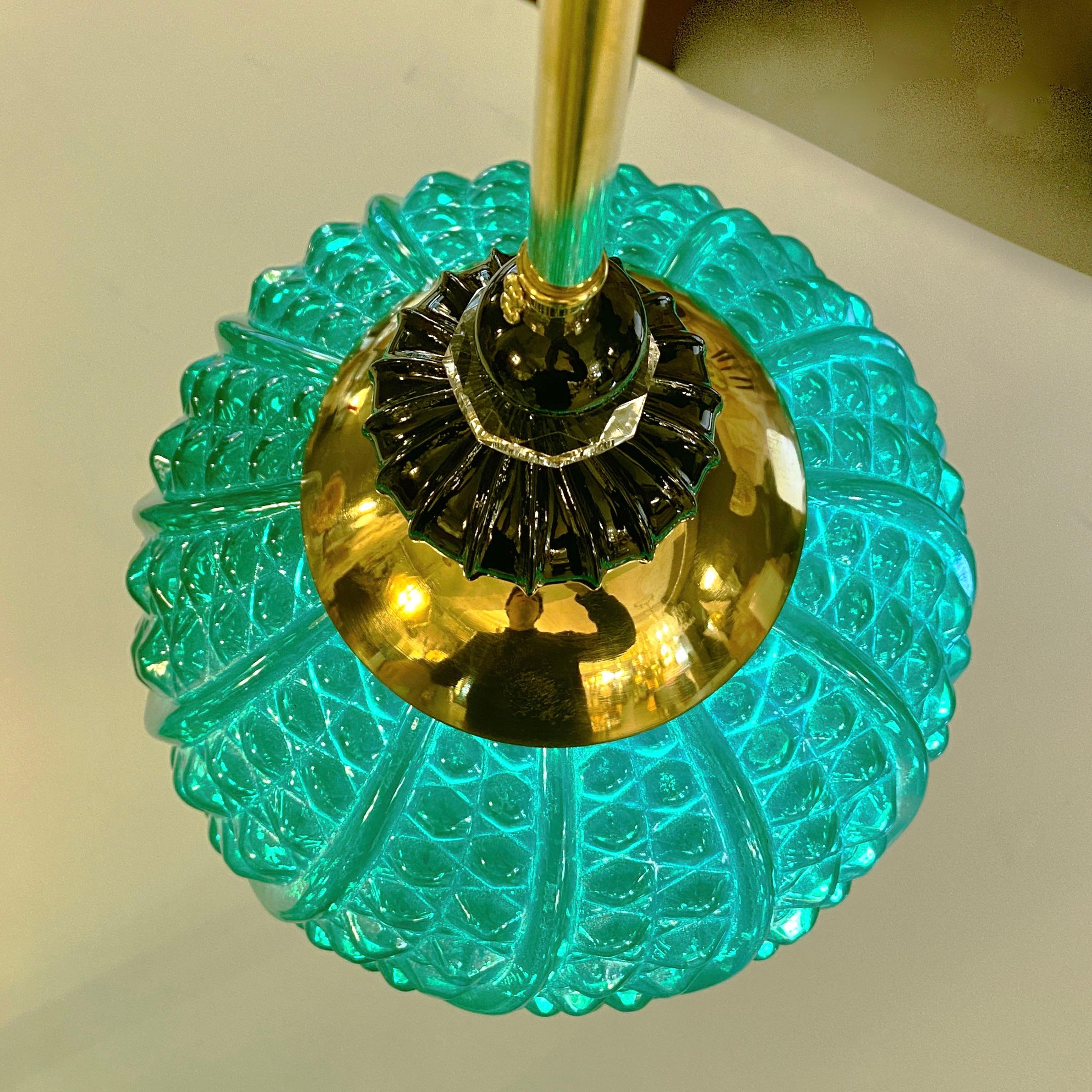 Pendentif ovale en verre de Murano noir, cristal vert et laiton, fait sur mesure par un Italien en vente 9