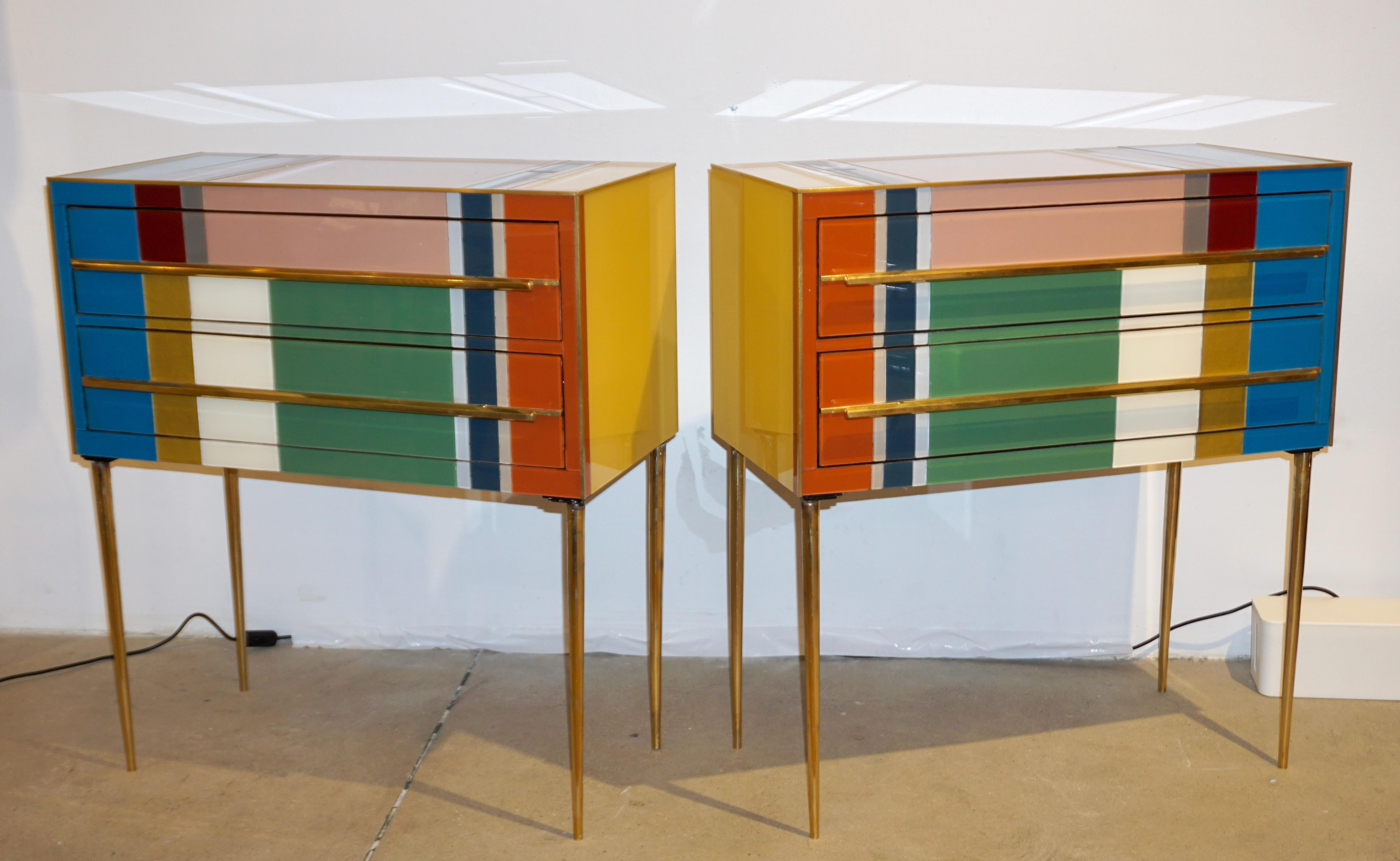 Paire de tables de chevet / tables de nuit contemporaines graphiques personnalisables, géométriques recyclées Pop design, entièrement réalisées à la main à partir de bois de récupération avec un décor abstrait inspiré de Piet Mondrian, les