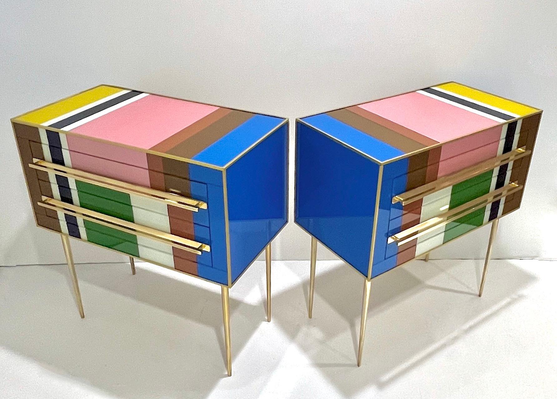 Pareja de mesillas de noche geométricas de diseño Pop Art gráfico moderno de principios de la década de 2000, totalmente artesanales en Italia, con una decoración abstracta inspirada en Piet Mondrian, el cuerpo con un borde circundante de latón y