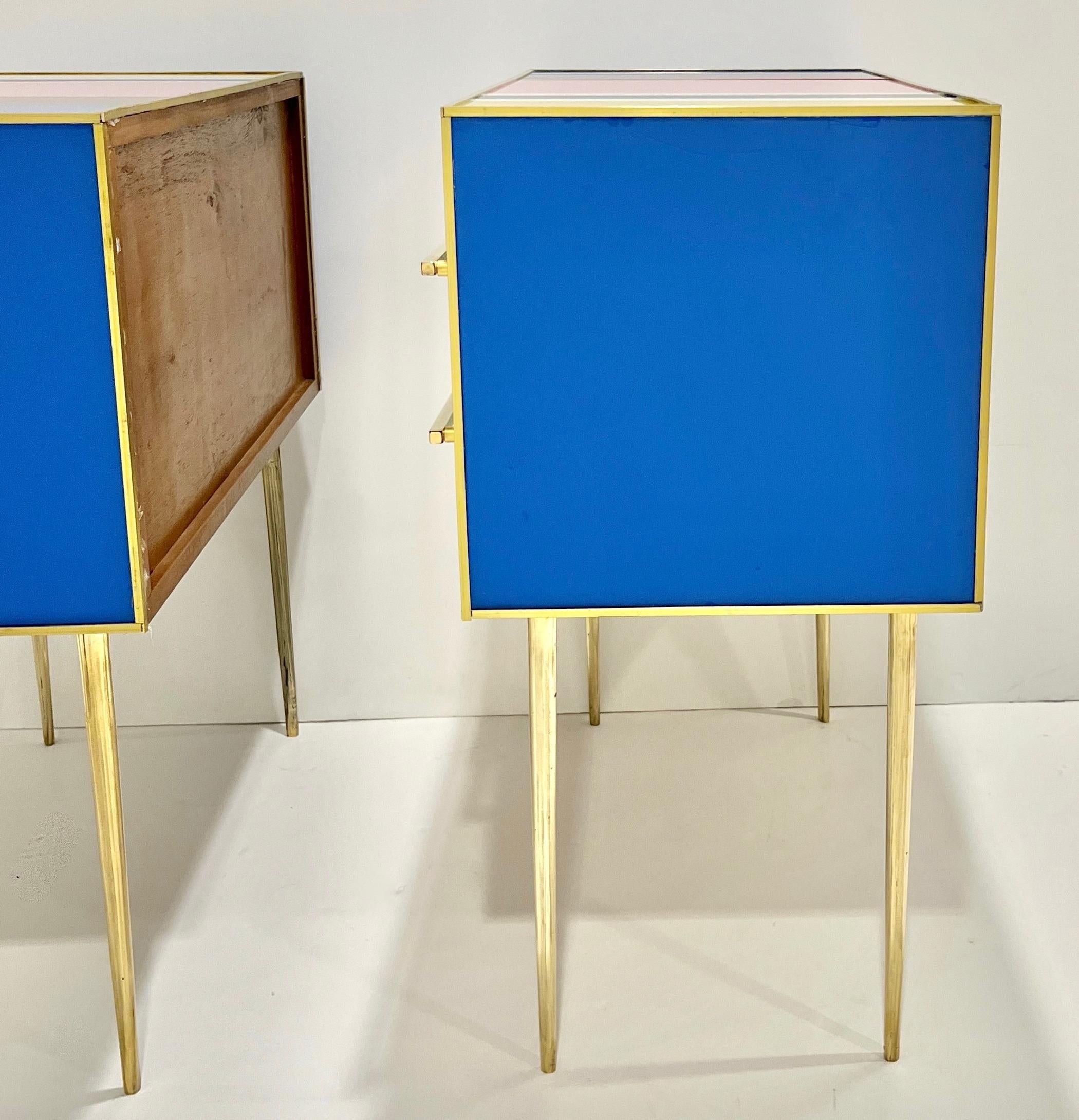 Pareja de cómodas / mesas auxiliares italianas a medida de estilo Mondrian Azul Verde Amarillo en Bueno estado para la venta en New York, NY