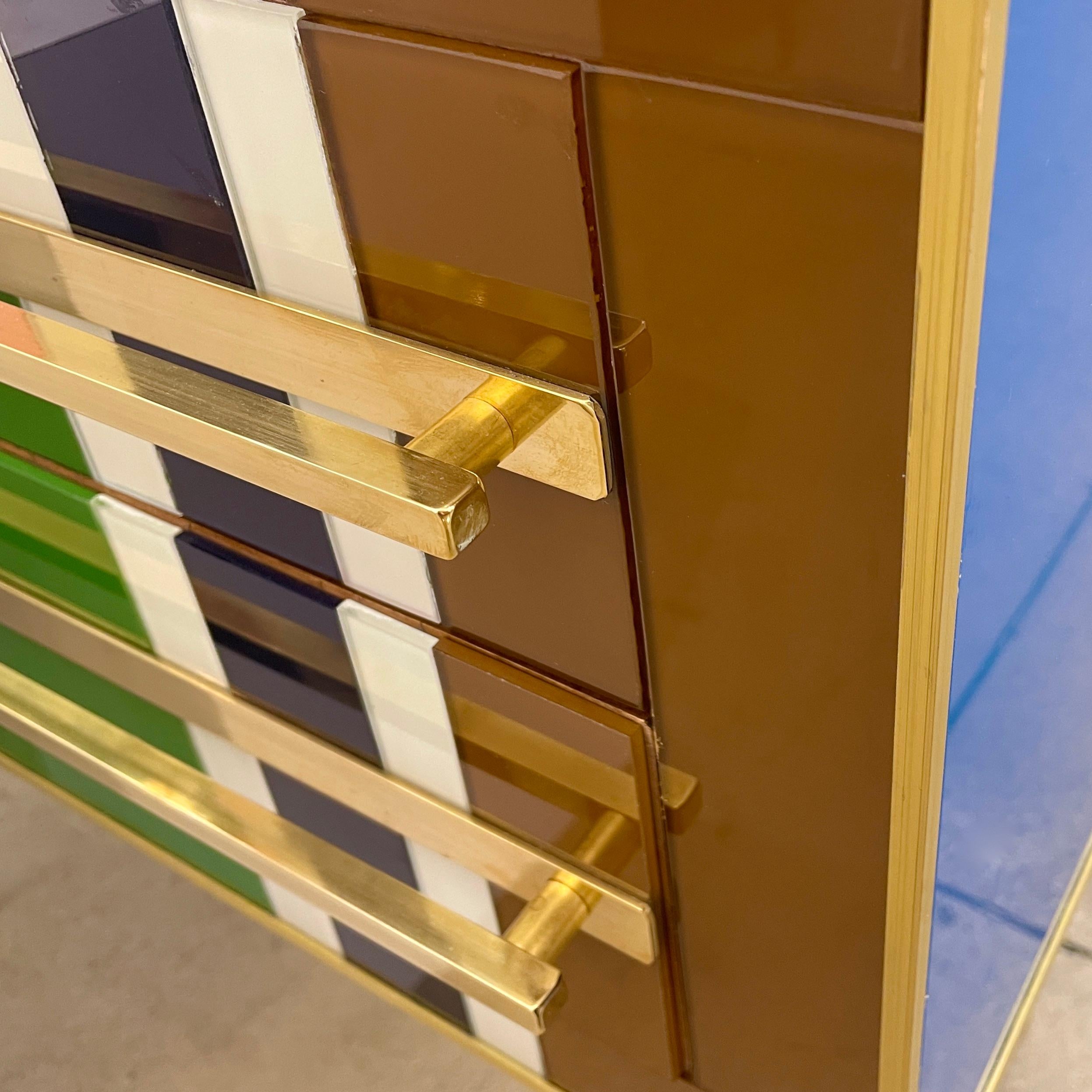 Pareja de cómodas / mesas auxiliares italianas a medida de estilo Mondrian Azul Verde Amarillo Latón en venta