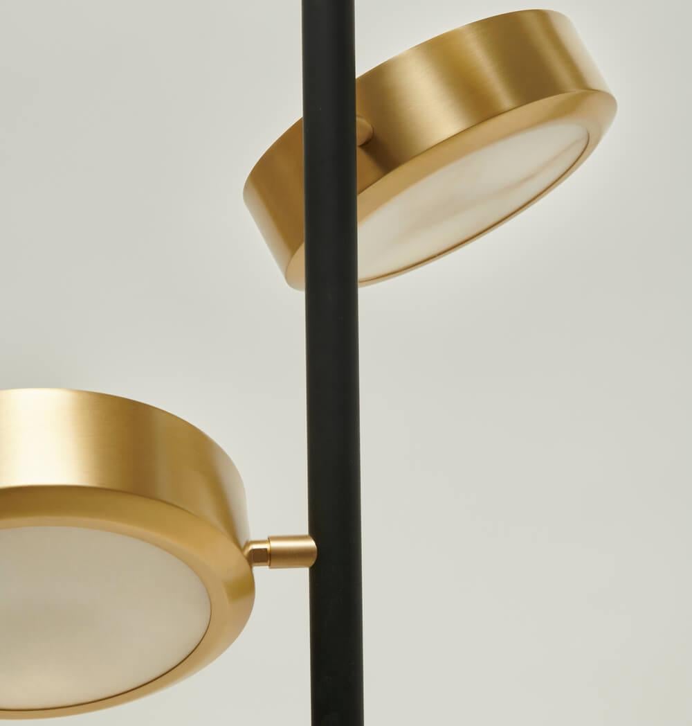 Maßgeschneiderte italienische Pendelleuchte 'Orion', in mattem Schwarz und satiniertem Messing (Moderne der Mitte des Jahrhunderts) im Angebot