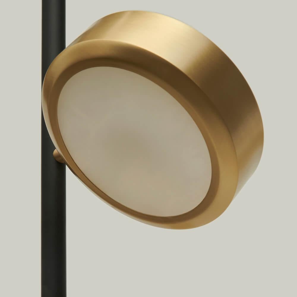 Maßgeschneiderte italienische Pendelleuchte 'Orion', in mattem Schwarz und satiniertem Messing (Italian) im Angebot