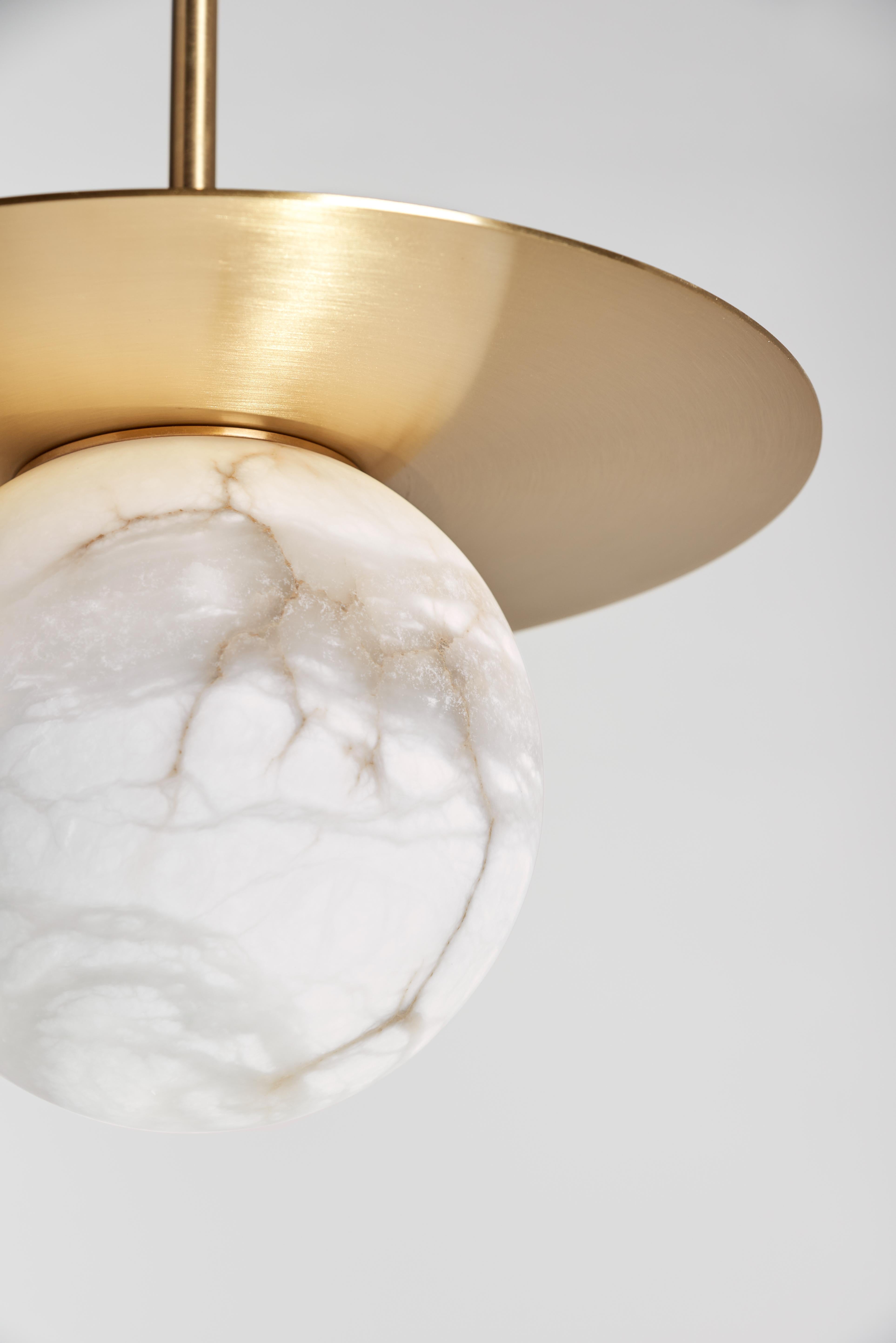 Mid-Century Modern Lampe Pendat italienne sur mesure 'Mini Alabaster Moon', en laiton satiné et albâtre en vente